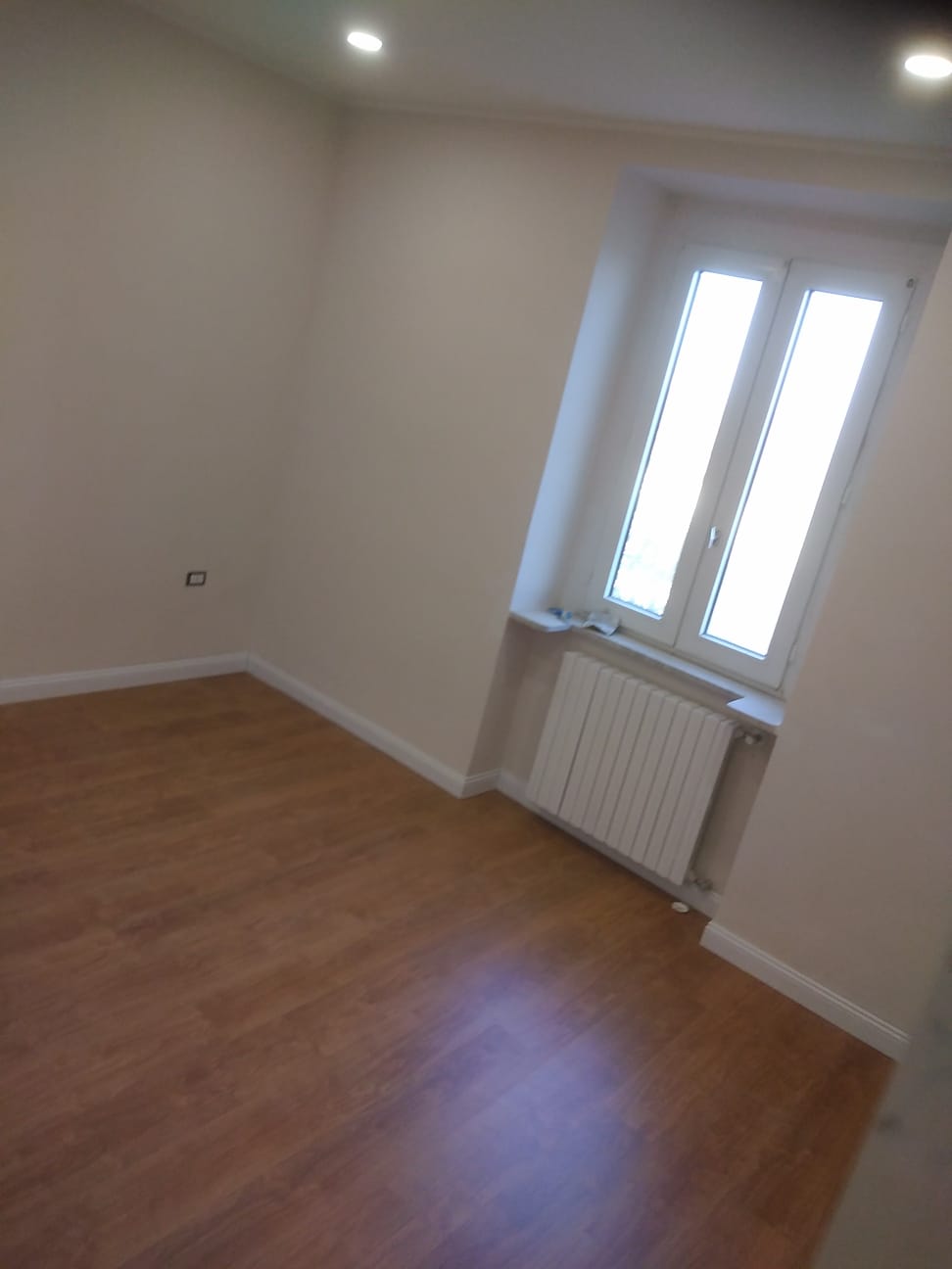 La Magia dell'Abbinamento: Pavimento in Laminato Rovere Caldo e Battiscopa Bianchi