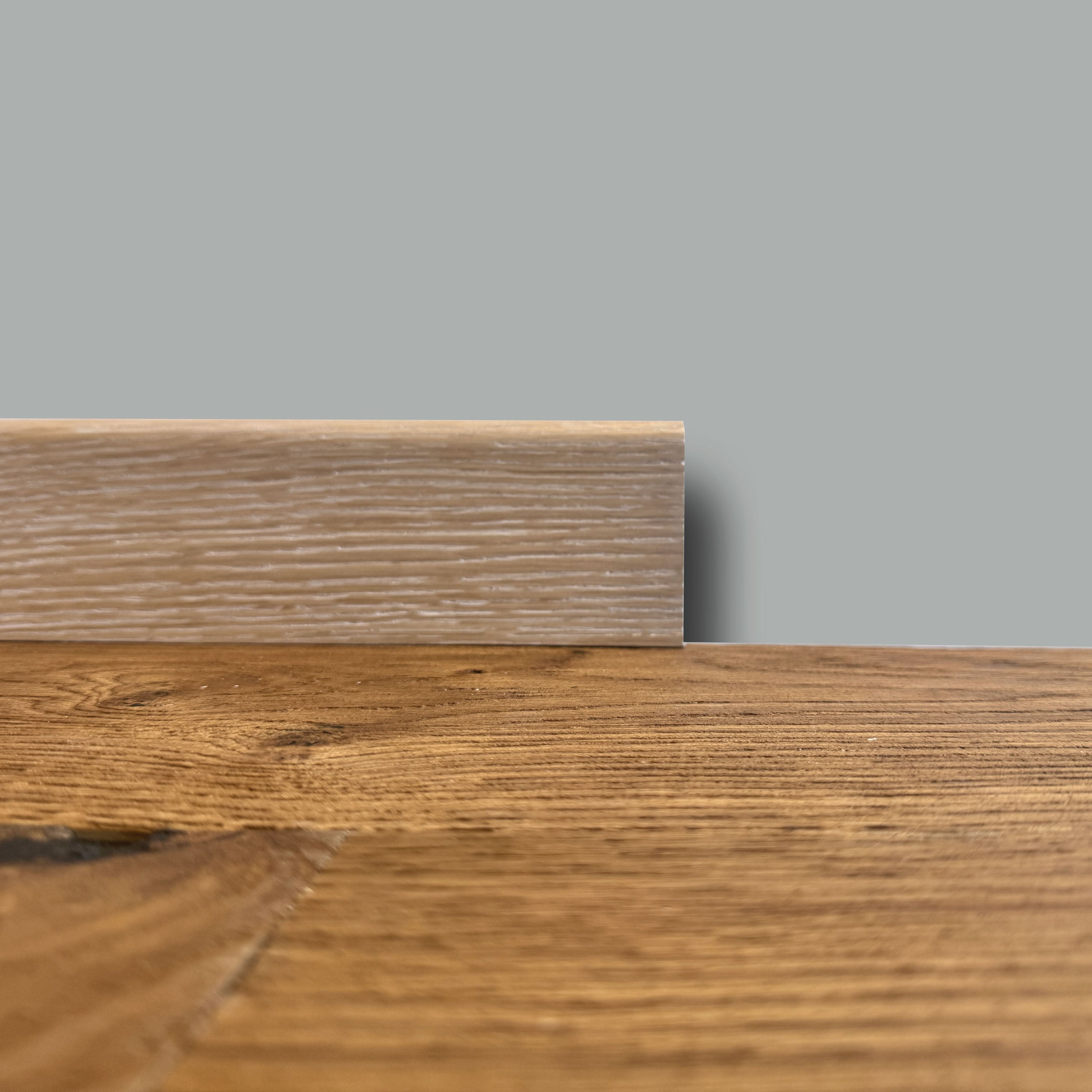 €1,49ml ** FUORI TUTTO ** Lotti da 95ml di Battiscopa in legno multistrato impiall. rovere DECAPATO 70x10mm - Eternal Parquet