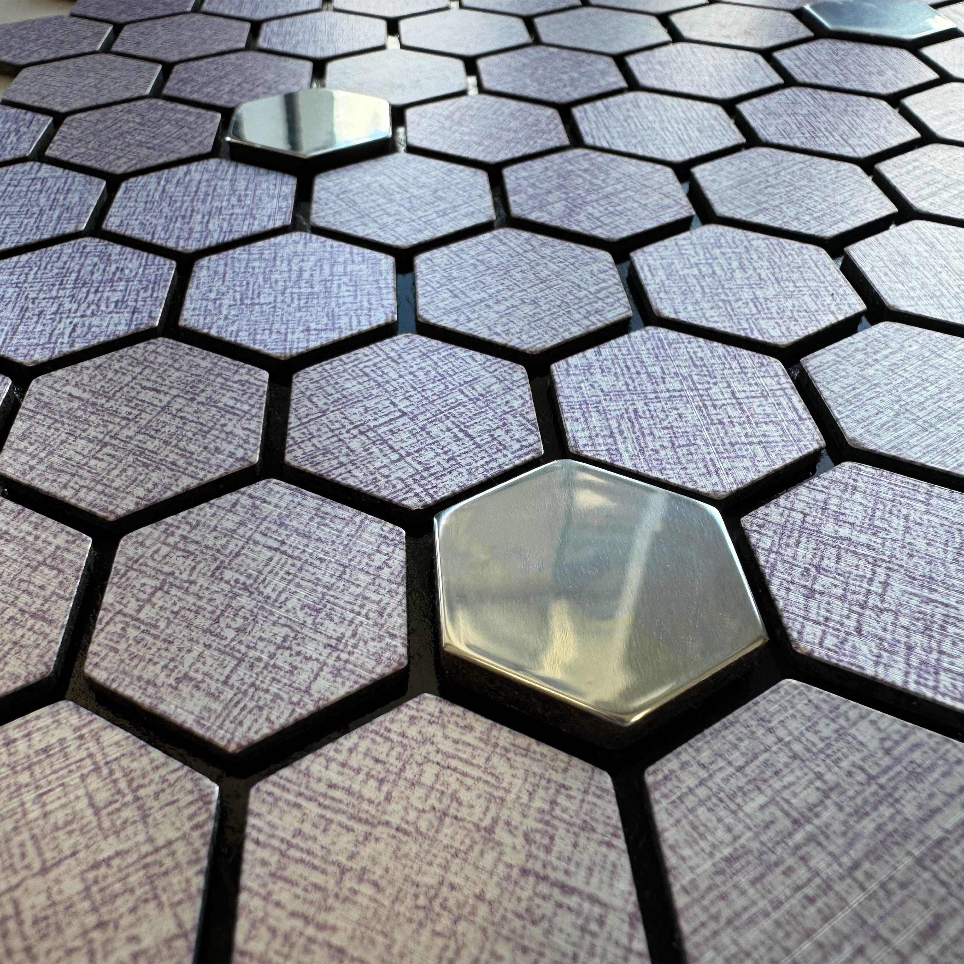 TOP! Piastrella autoadesiva in vero alluminio serigrafato con inserti in Acciaio 30x30cm (sp. 3mm) color VIOLETTO - Eternal Parquet