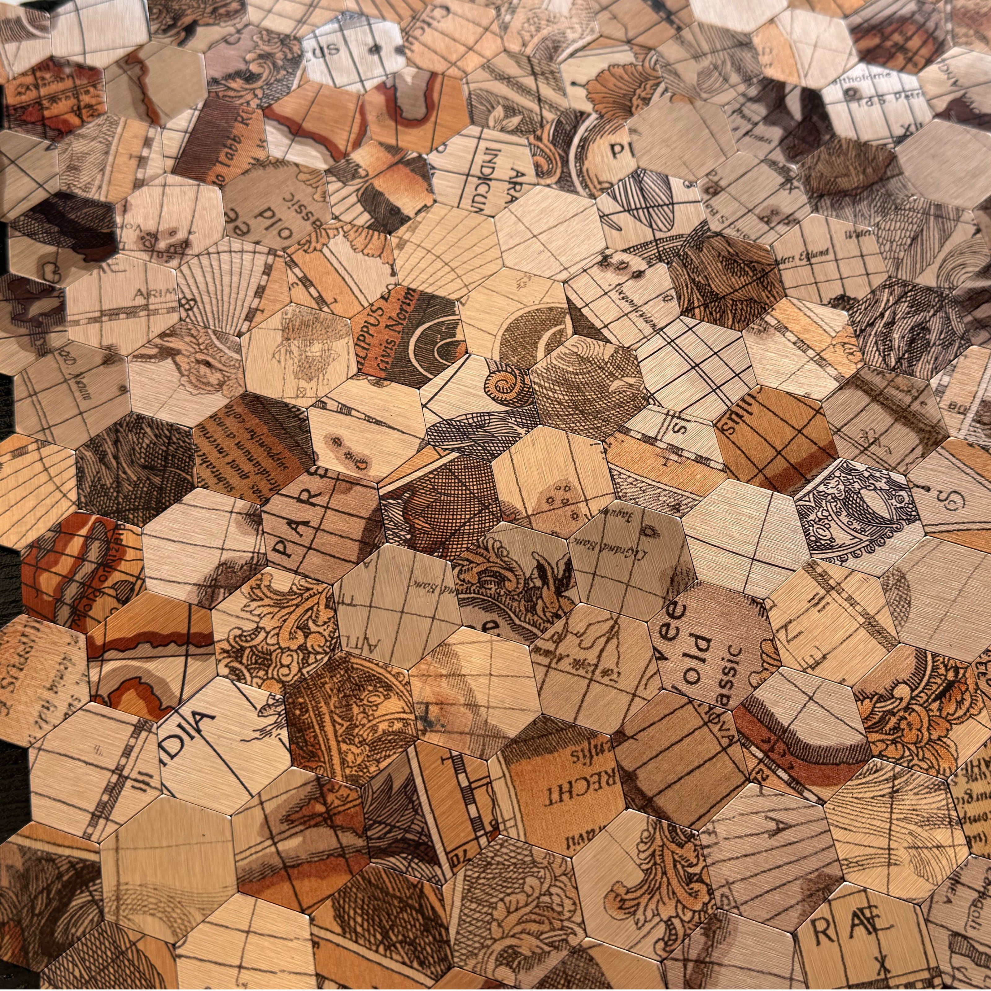 TOP! Piastrella autoadesiva in vero alluminio serigrafato esagoni OLD MAP 30x30cm (sp. 3mm) color RAME - Eternal Parquet