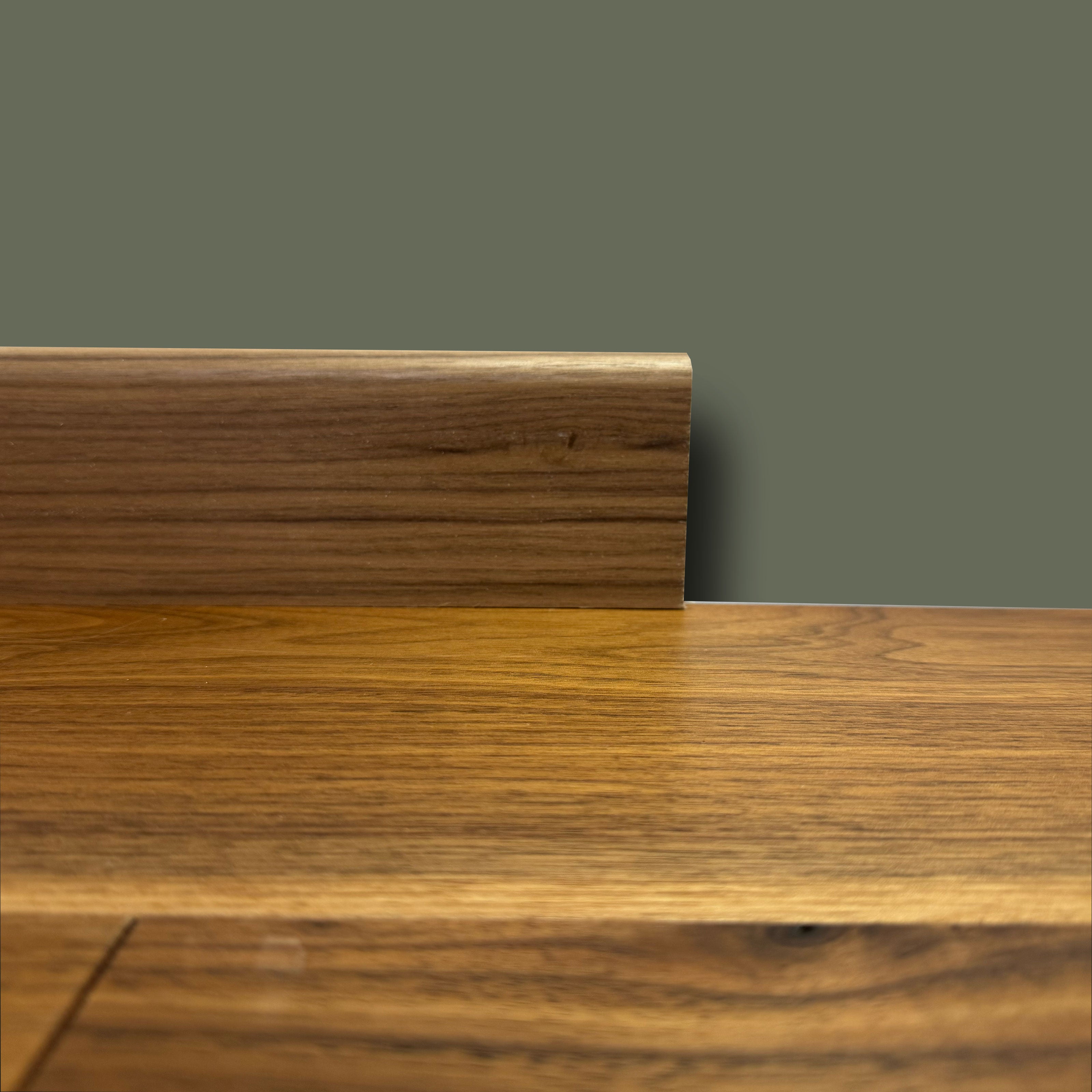 BATTISCOPA BC in legno MASSELLO impiallacciato VERO LEGNO DI NOCE 70x10 verniciato opaco poro aperto - Eternal Parquet