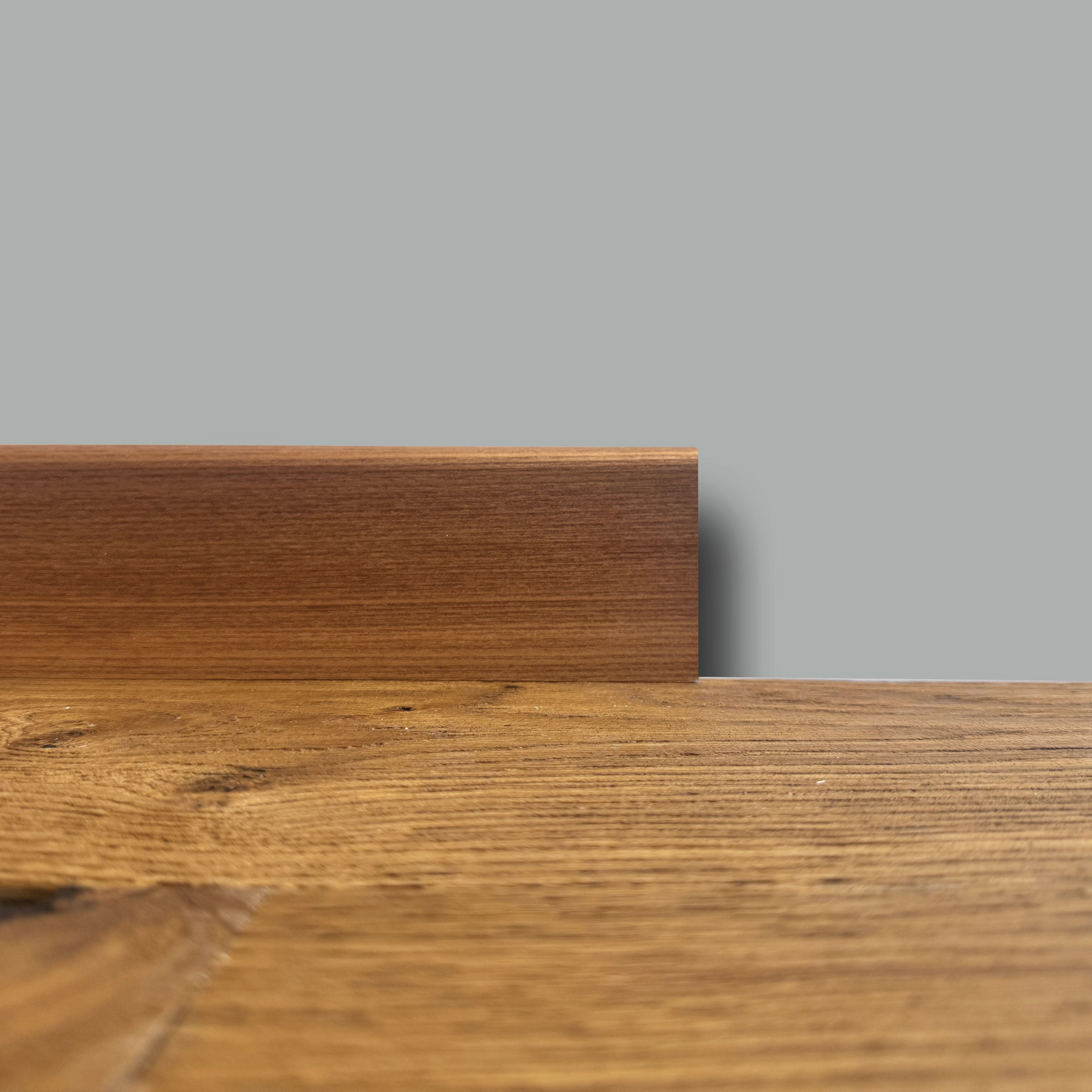 €1,49ml ** FUORI TUTTO ** Lotti da 105ml di Battiscopa in legno multistrato impiall. OLMO SPAZZOLATO 70x10mm - Eternal Parquet