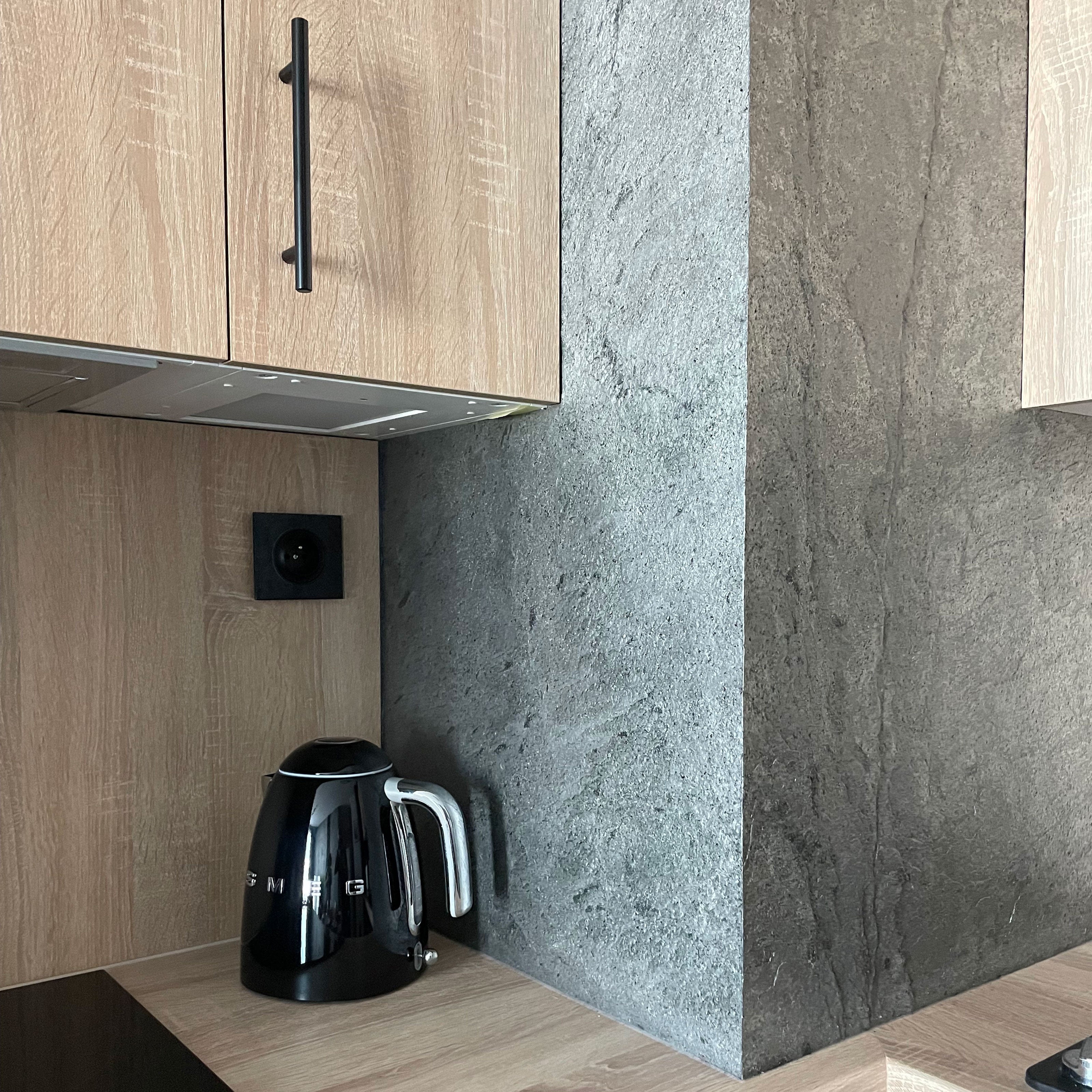 pannello rivoluzionario di Rivestimento interno-esterno in VERA PIETRA flessibile 61x122x0,3cm ANTRACITE - Eternal Parquet