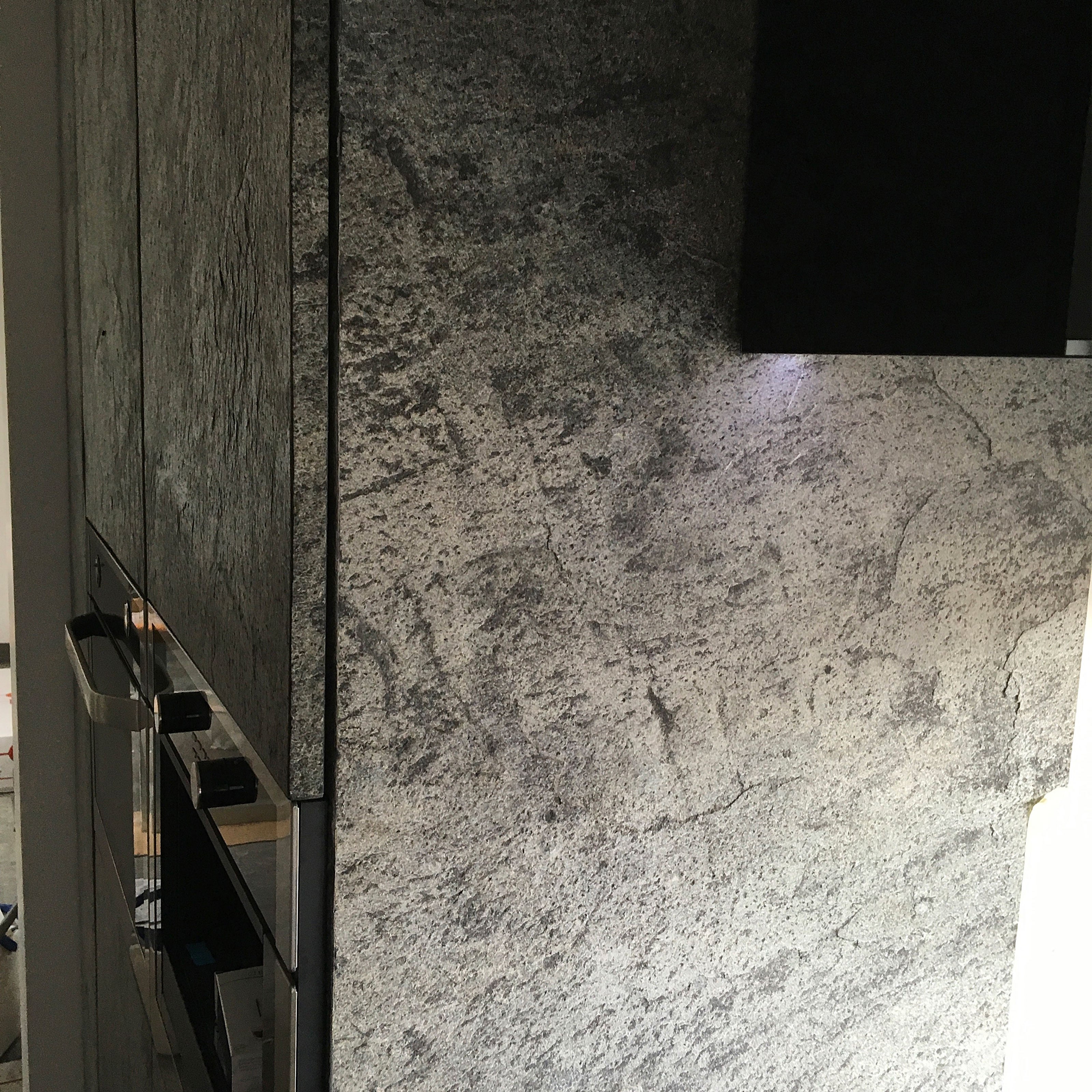 pannello rivoluzionario di Rivestimento interno-esterno in VERA PIETRA flessibile 61x122x0,3cm ANTRACITE - Eternal Parquet