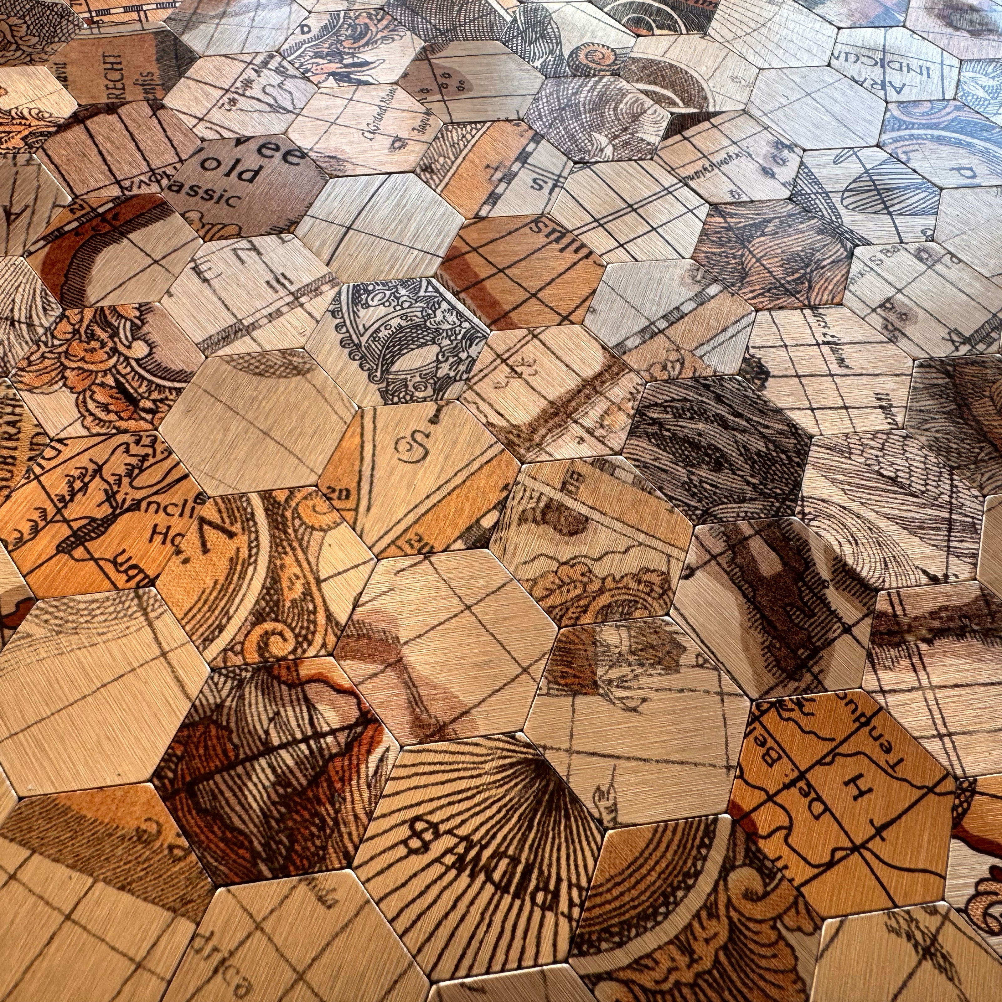 TOP! Piastrella autoadesiva in vero alluminio serigrafato esagoni OLD MAP 30x30cm (sp. 3mm) color RAME - Eternal Parquet