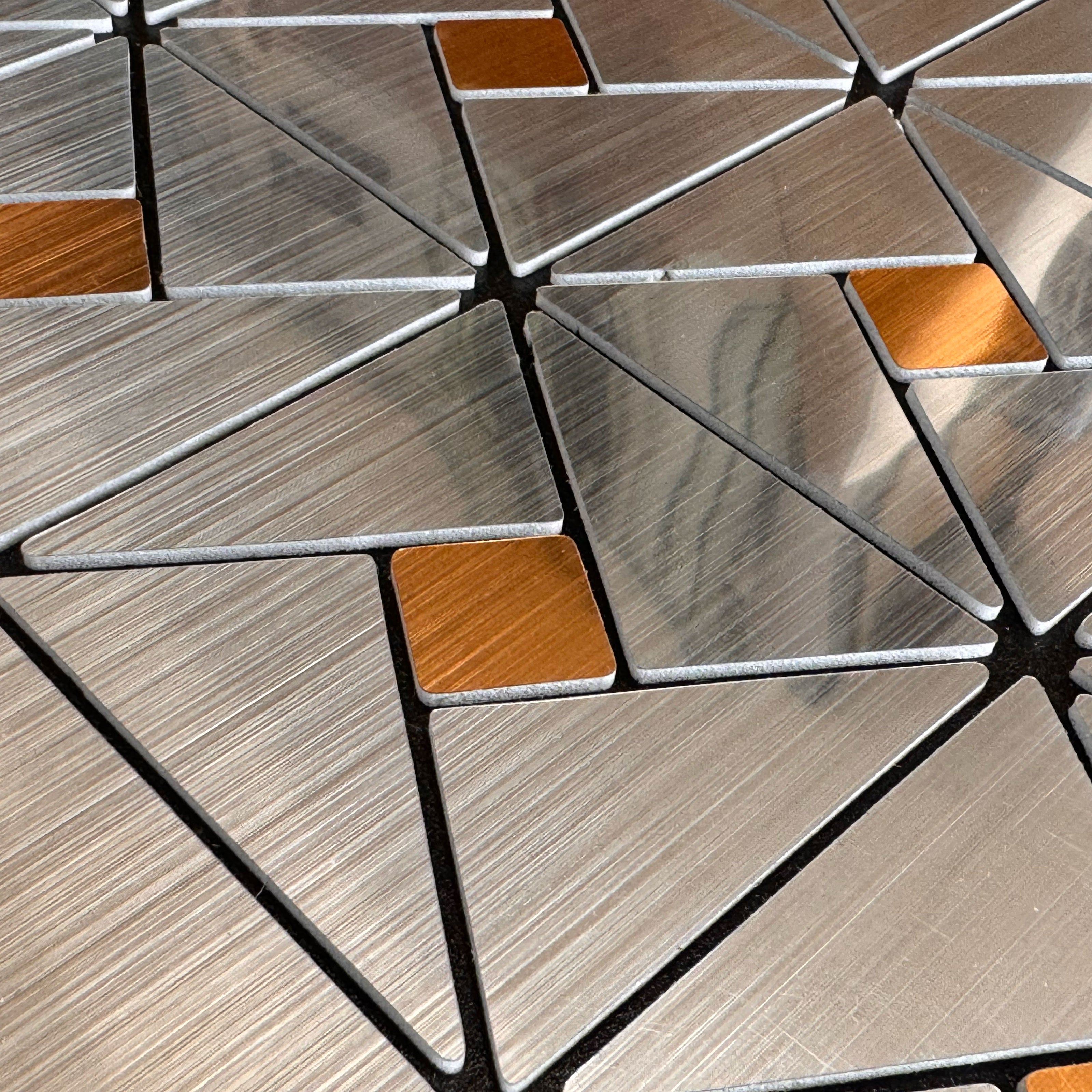 Piastrelle 3D Autoadesive in PET acustiche e isolanti 30x30cm (4mm spessore) TRIANGOLI ORO ARGENTO - Eternal Parquet