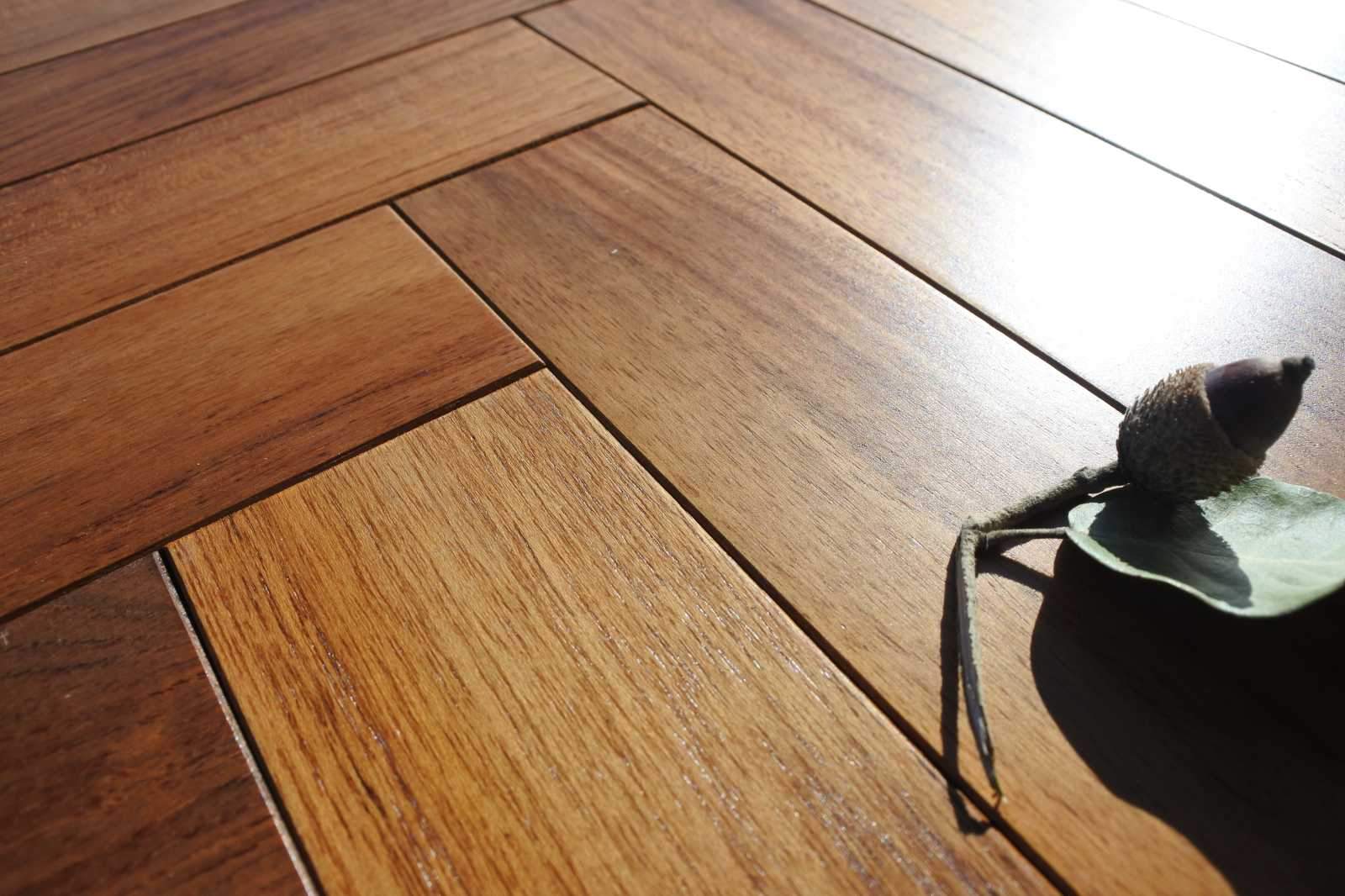 Parquet prefinito Massiccio in teak asia Finitura Vernice PRIMA SCELTA 10x60x360 microbisellato verniciato satinato a poro aperto posa anche a spina di pesce