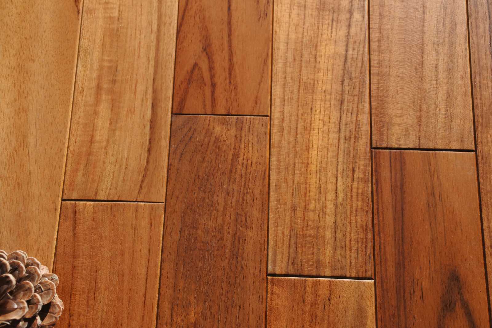 Parquet prefinito Massiccio in teak asia Finitura Vernice PRIMA SCELTA 10x60x360 microbisellato verniciato satinato a poro aperto posa anche a spina di pesce