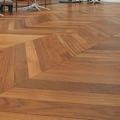 Parquet prefinito massiccio Teak Asia prima scelta Spina Francese (Chevron) vernice eco Satinata 10x90x510 - Eternal Parquet