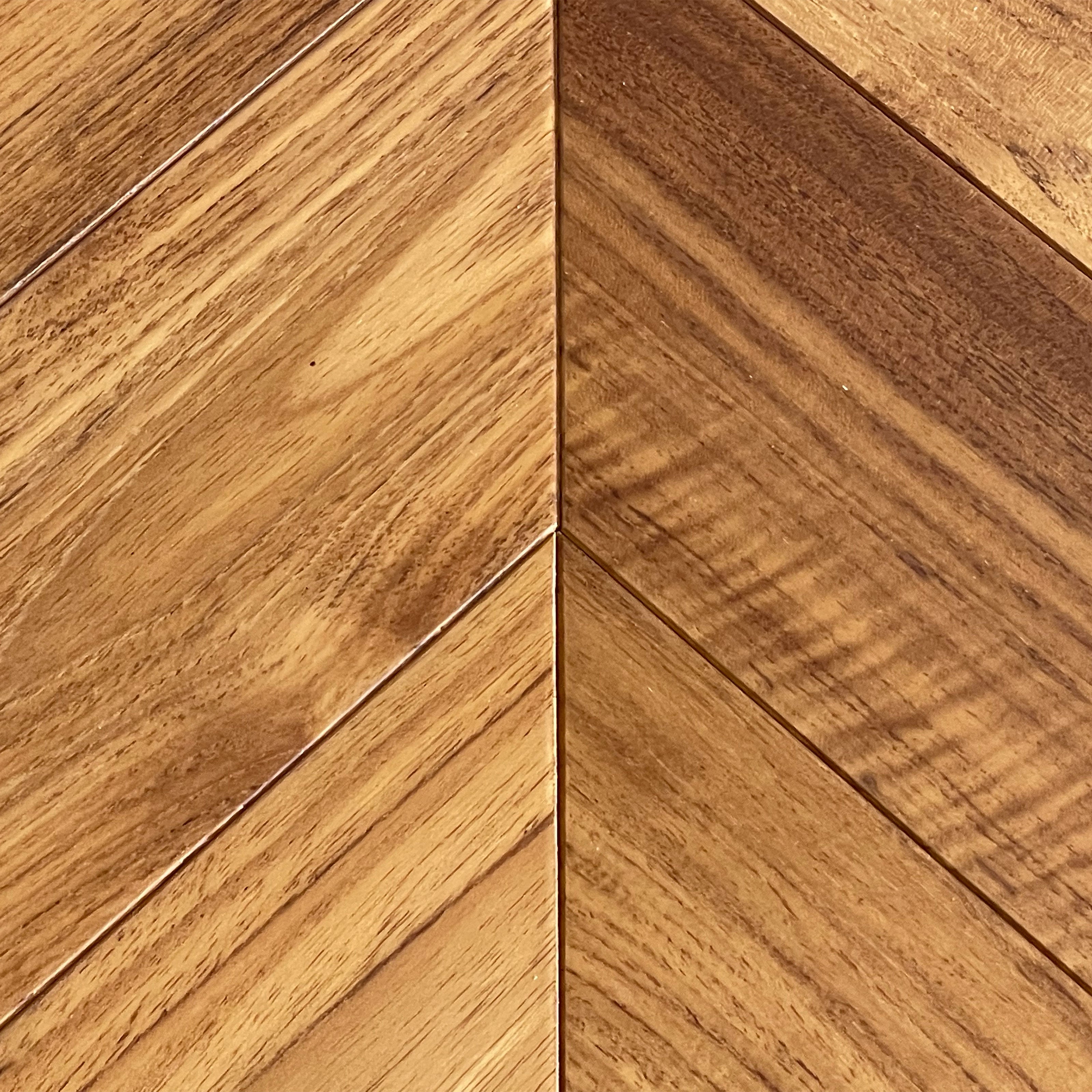 Parquet prefinito massiccio Teak Asia prima scelta Spina Francese (Chevron) vernice eco Satinata 10x90x510 - Eternal Parquet