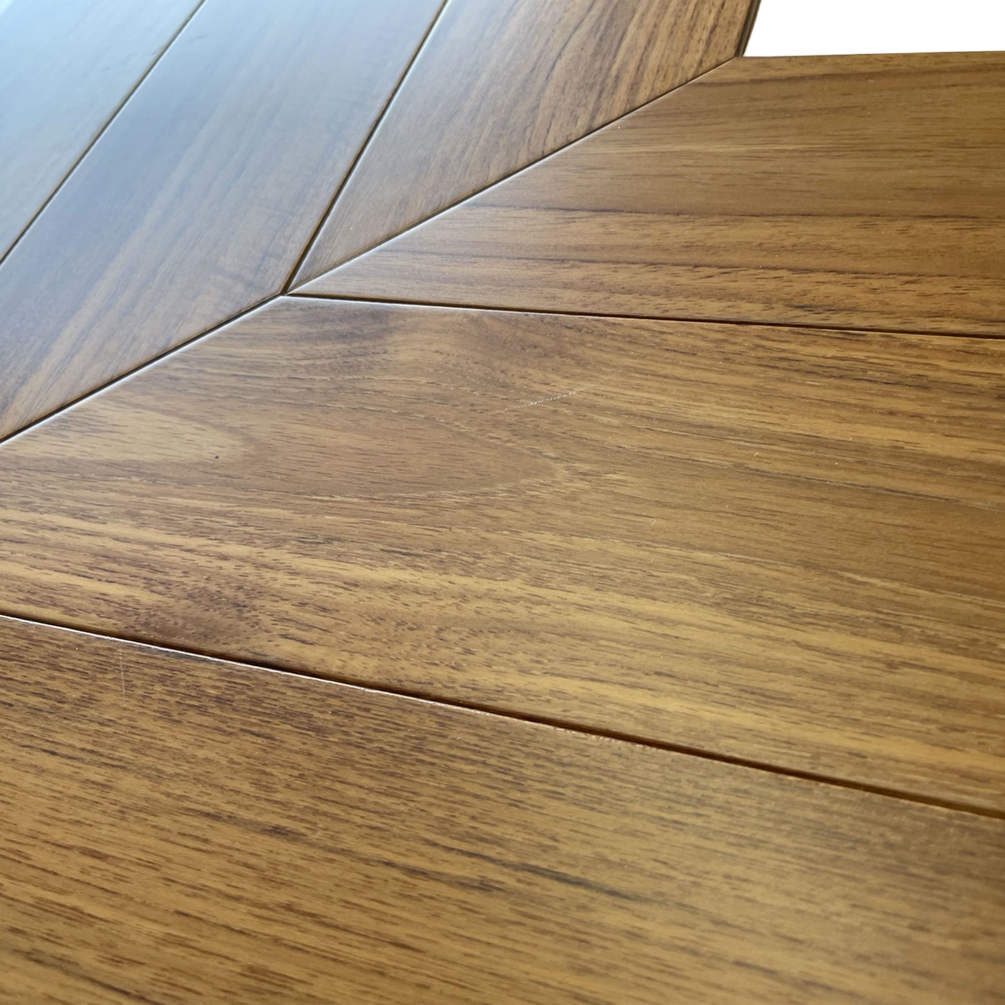 Parquet prefinito massiccio Teak Asia prima scelta Spina Francese (Chevron) vernice eco Satinata 10x90x510 - Eternal Parquet