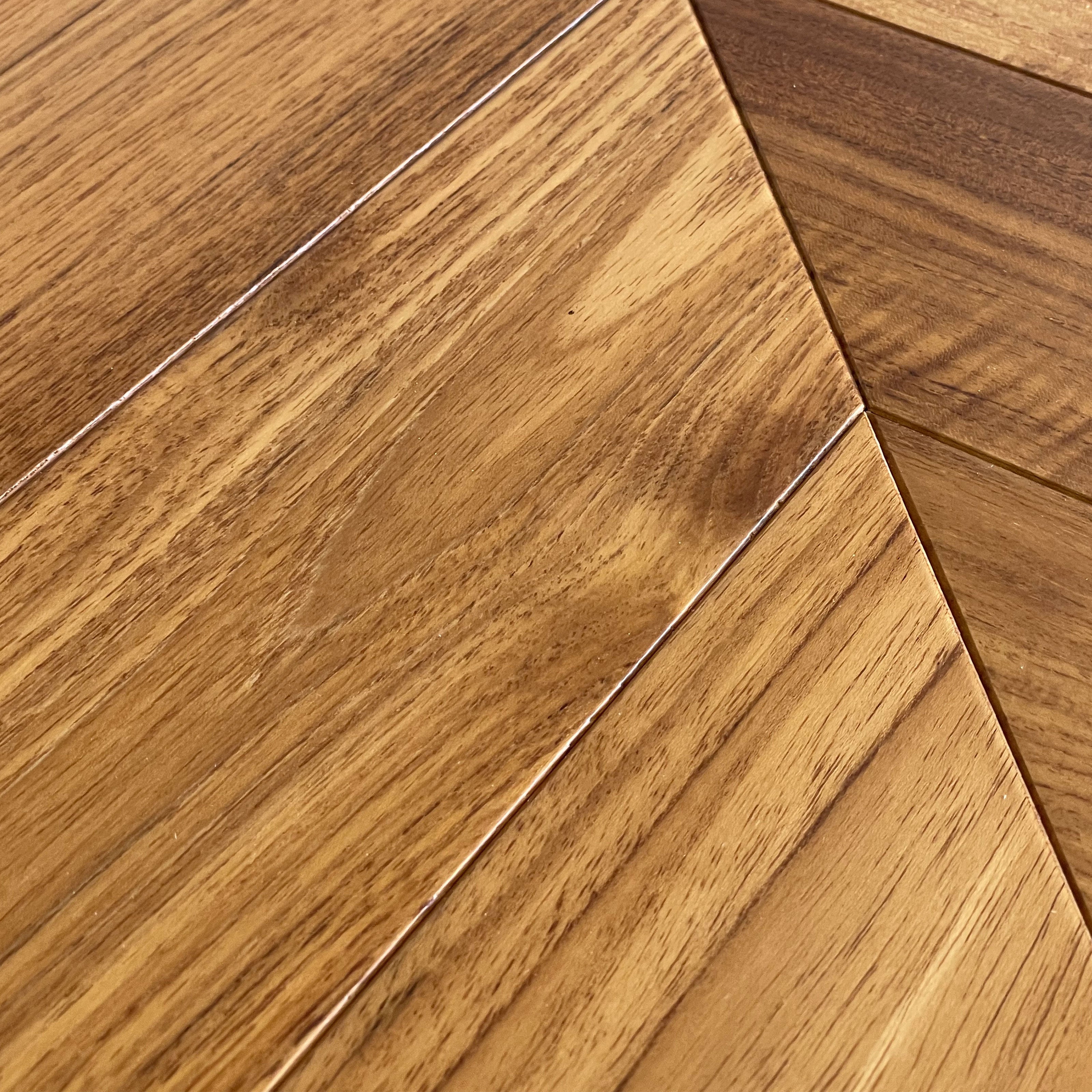 Parquet prefinito massiccio Teak Asia prima scelta Spina Francese (Chevron) vernice eco Satinata 10x90x510 - Eternal Parquet