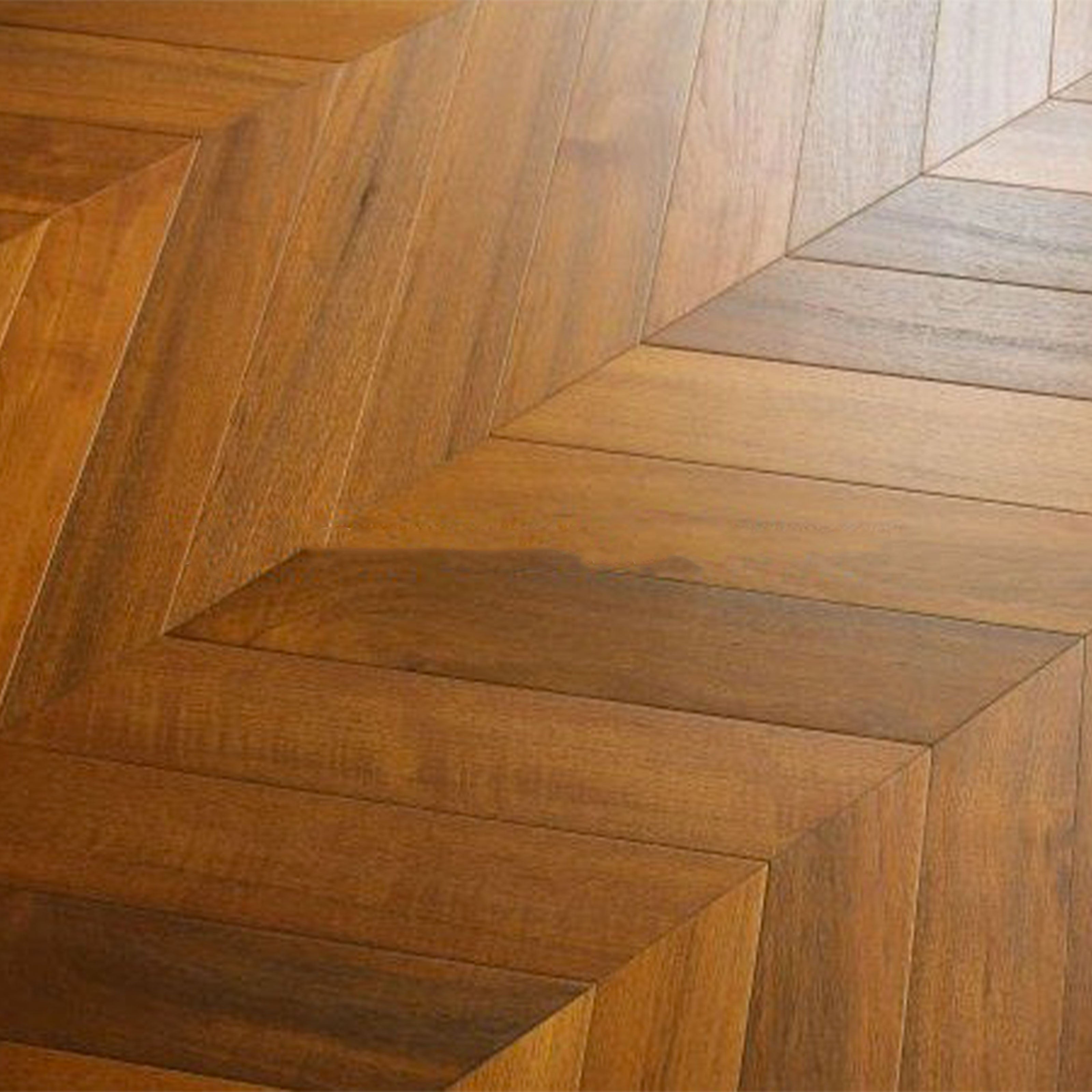 Parquet prefinito massiccio Teak Asia prima scelta Spina Francese (Chevron) vernice eco Satinata 10x90x510 - Eternal Parquet