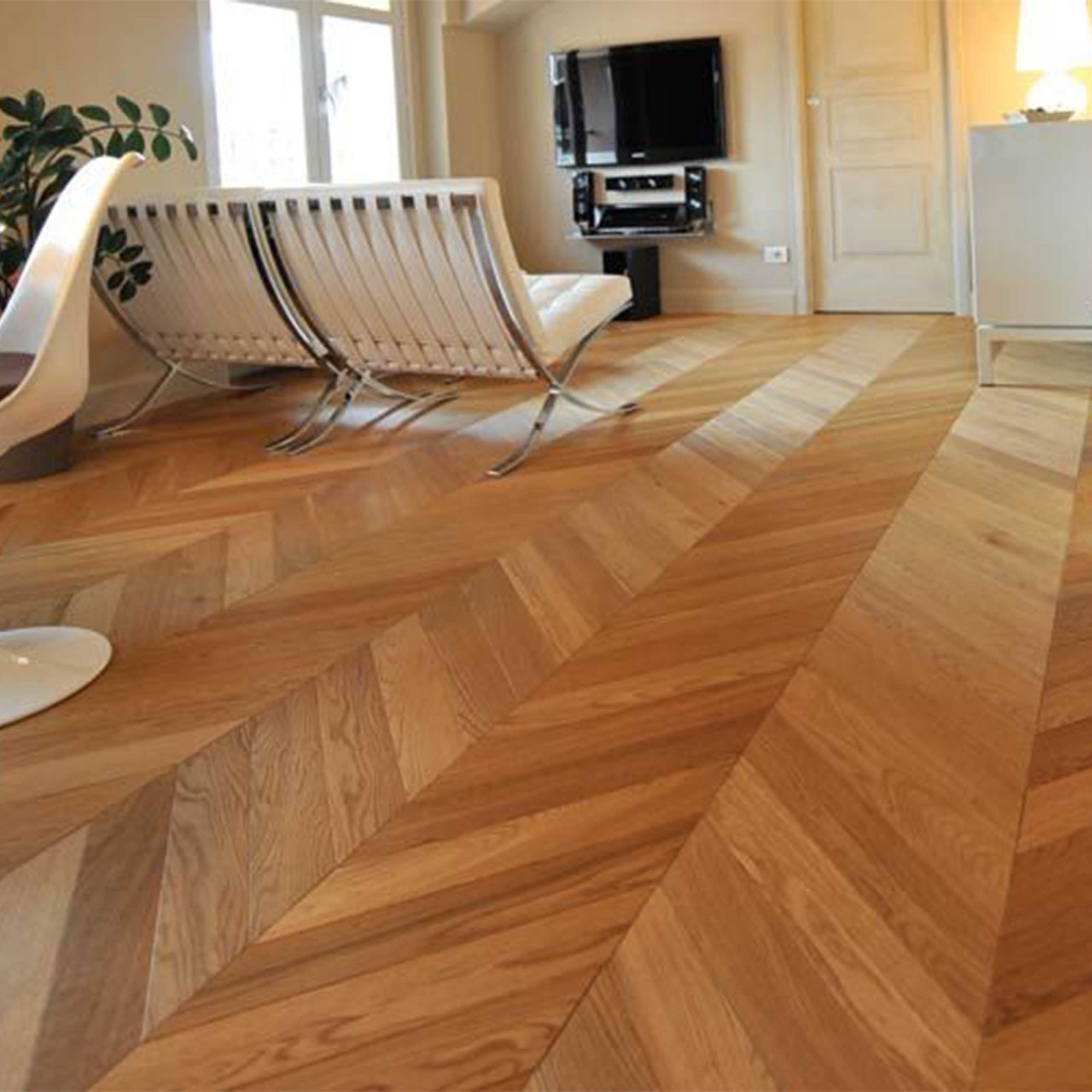 Parquet prefinito Teak Asia prima scelta Spina Francese (Chevron) verniciato spazzolato 14x90x600 - Eternal Parquet