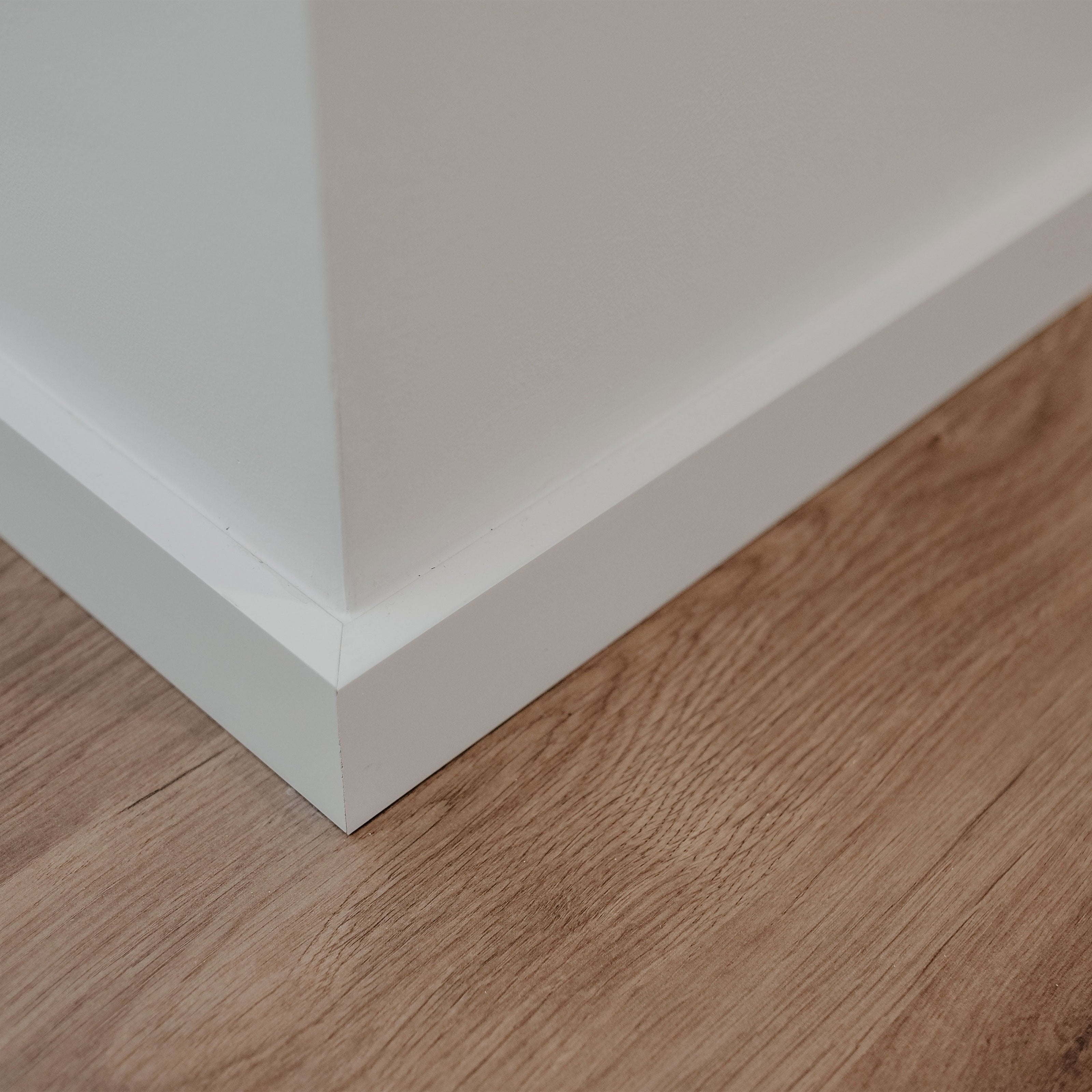 96ML di BATTISCOPA Squadrato BASSISSIMO laccato bianco in legno MASSELLO 30X13 - Eternal Parquet