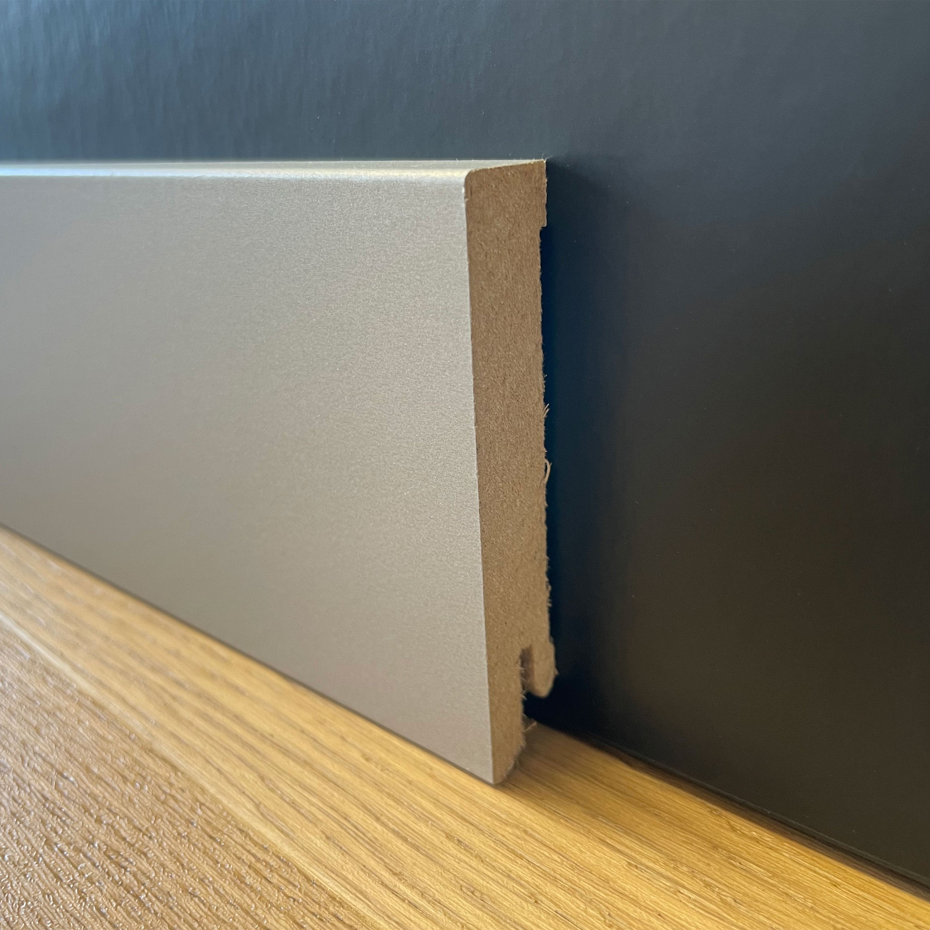 96ml di BATTISCOPA ZOCCOLINO SQUADRATO in FIBRA DI LEGNO COMPATTA 80X15 ARGENTO - Eternal Parquet