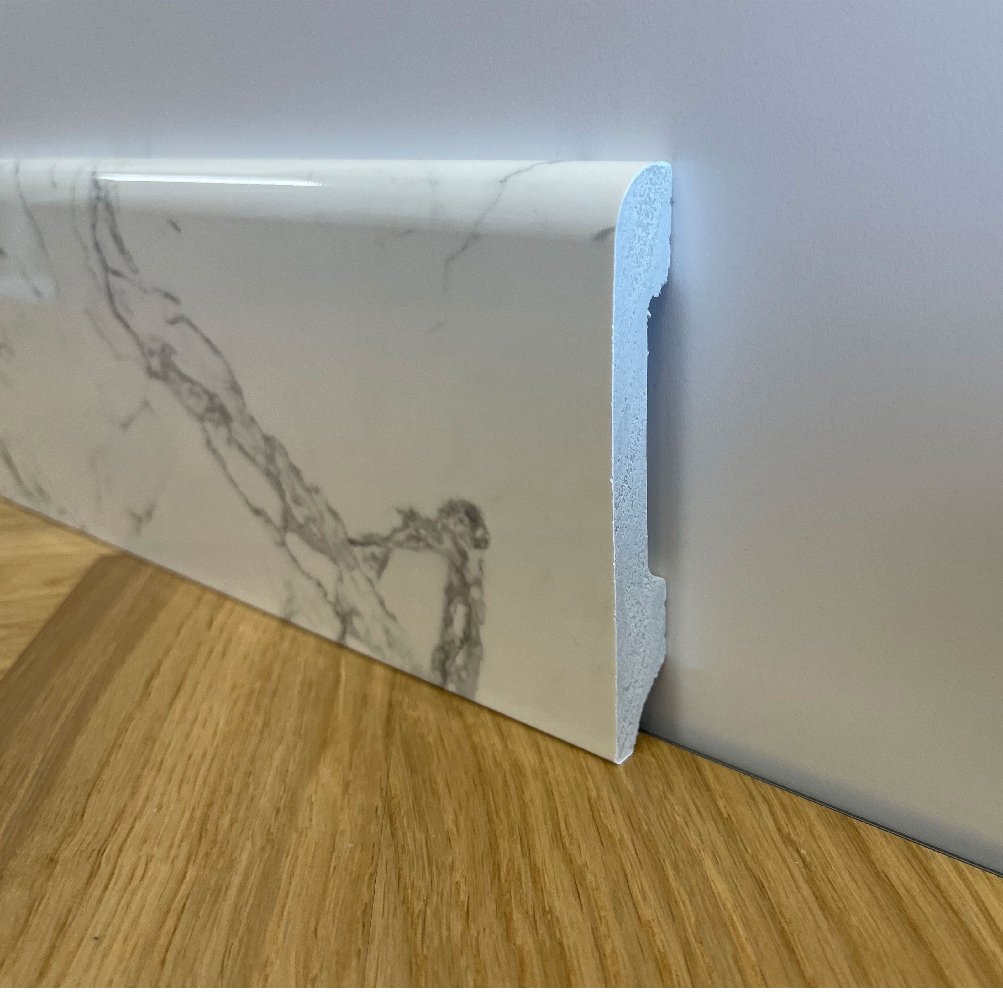 Battiscopa BC Lucido MARMO CARRARA 85x14x2000mm in POLIMERI - Polistrutturato - Eternal Parquet