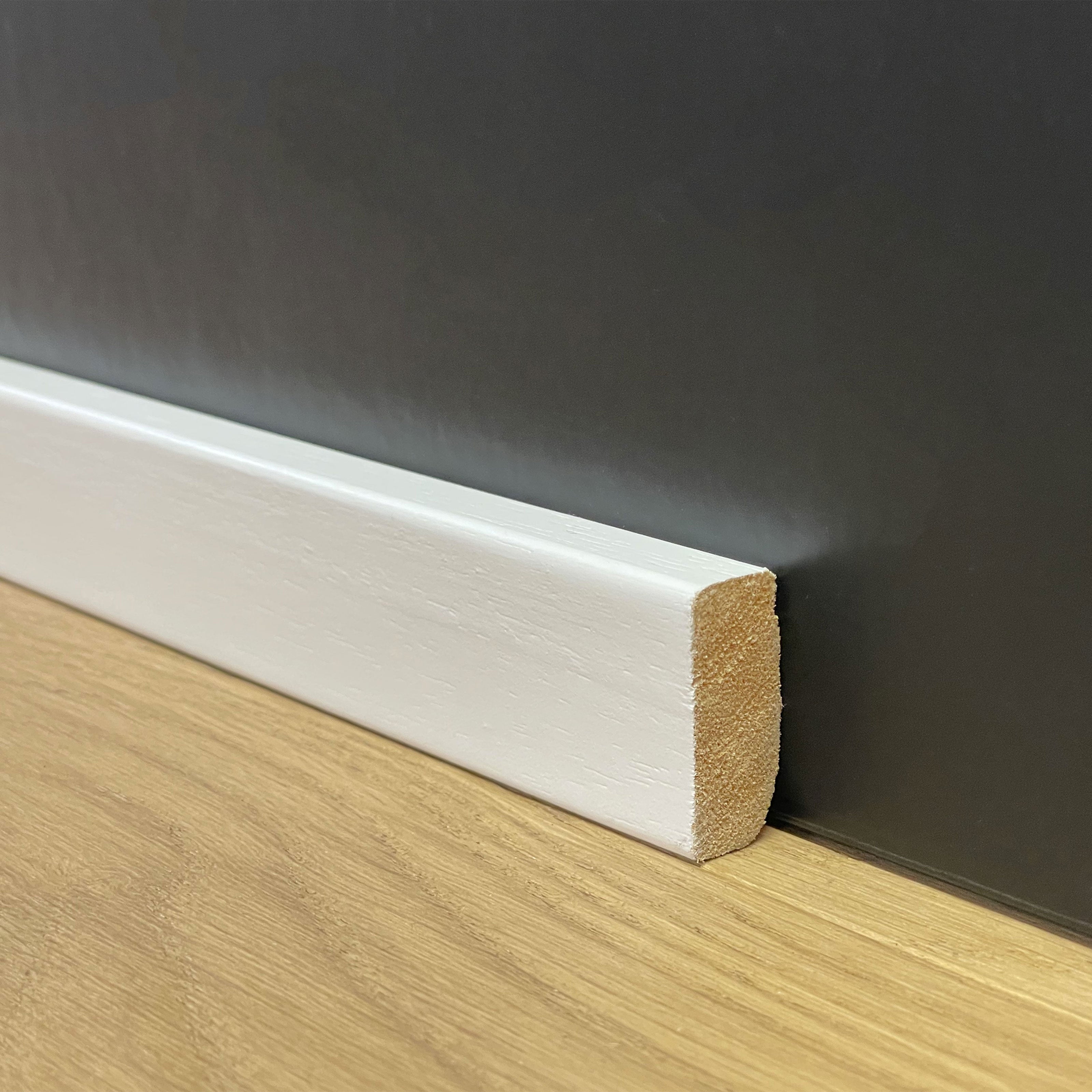 BATTISCOPA Squadrato BASSISSIMO laccato bianco in legno MASSELLO 30X13 (prezzo al ML) - Eternal Parquet