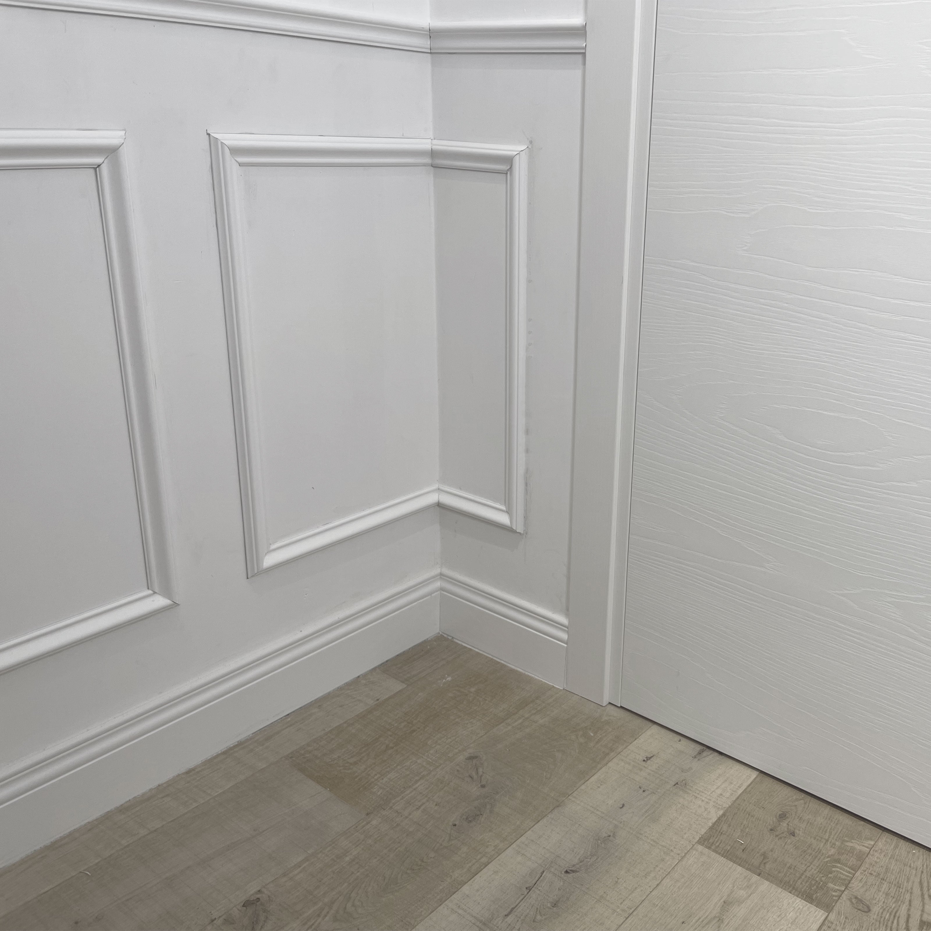 2 metri lineari di Boiserie in legno MASSICCIO di Ayous laccato bianco tutto incluso (200Lx100Hcm) - Eternal Parquet