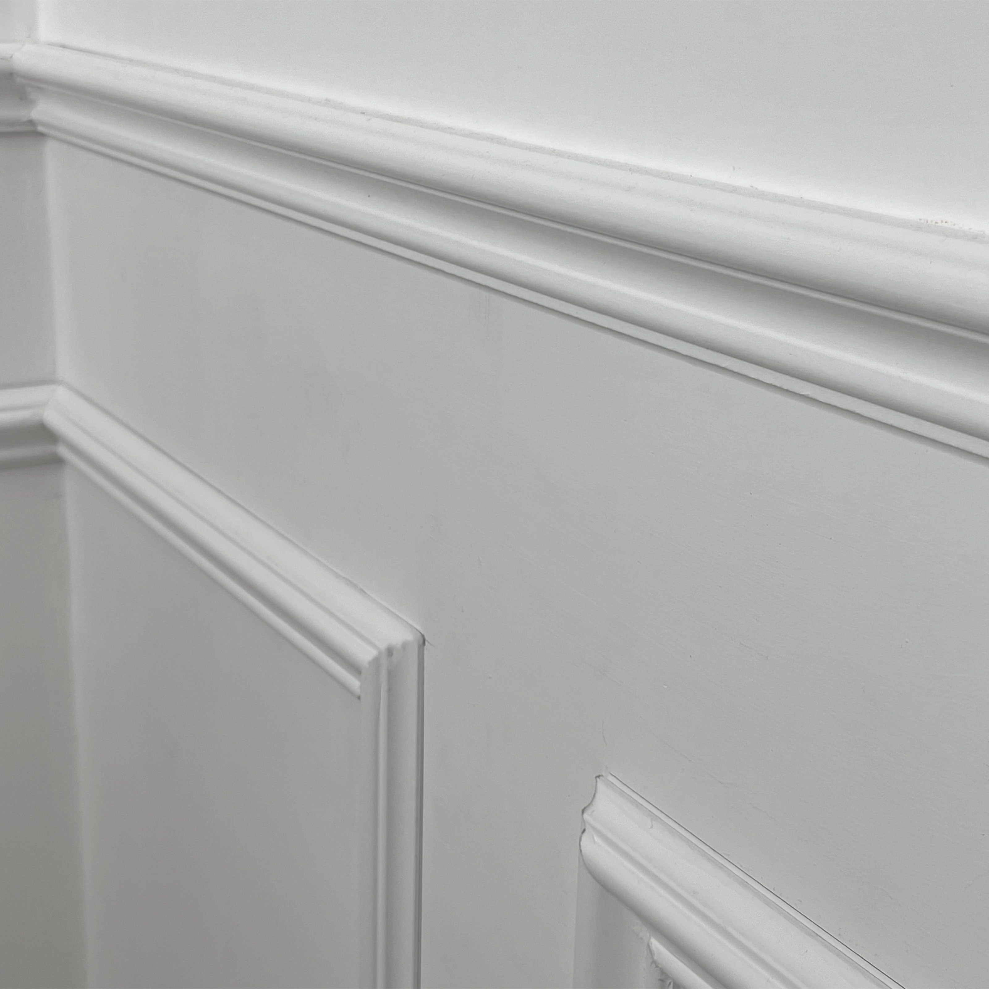 2 metri lineari di Boiserie in legno MASSICCIO di Ayous laccato bianco tutto incluso (200Lx100Hcm) - Eternal Parquet