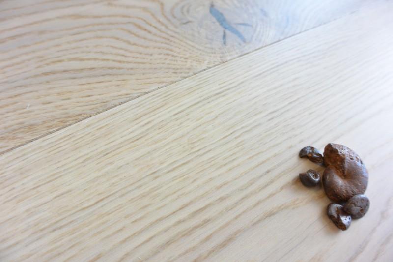 Maxilistone prefinito EKO SUBLIME PLANK mod.WINTER 139x14x2200 in rovere Sbiancato liscio verniciato eco con nodi stuccati e bisellatura 2 lati - Eternal Parquet