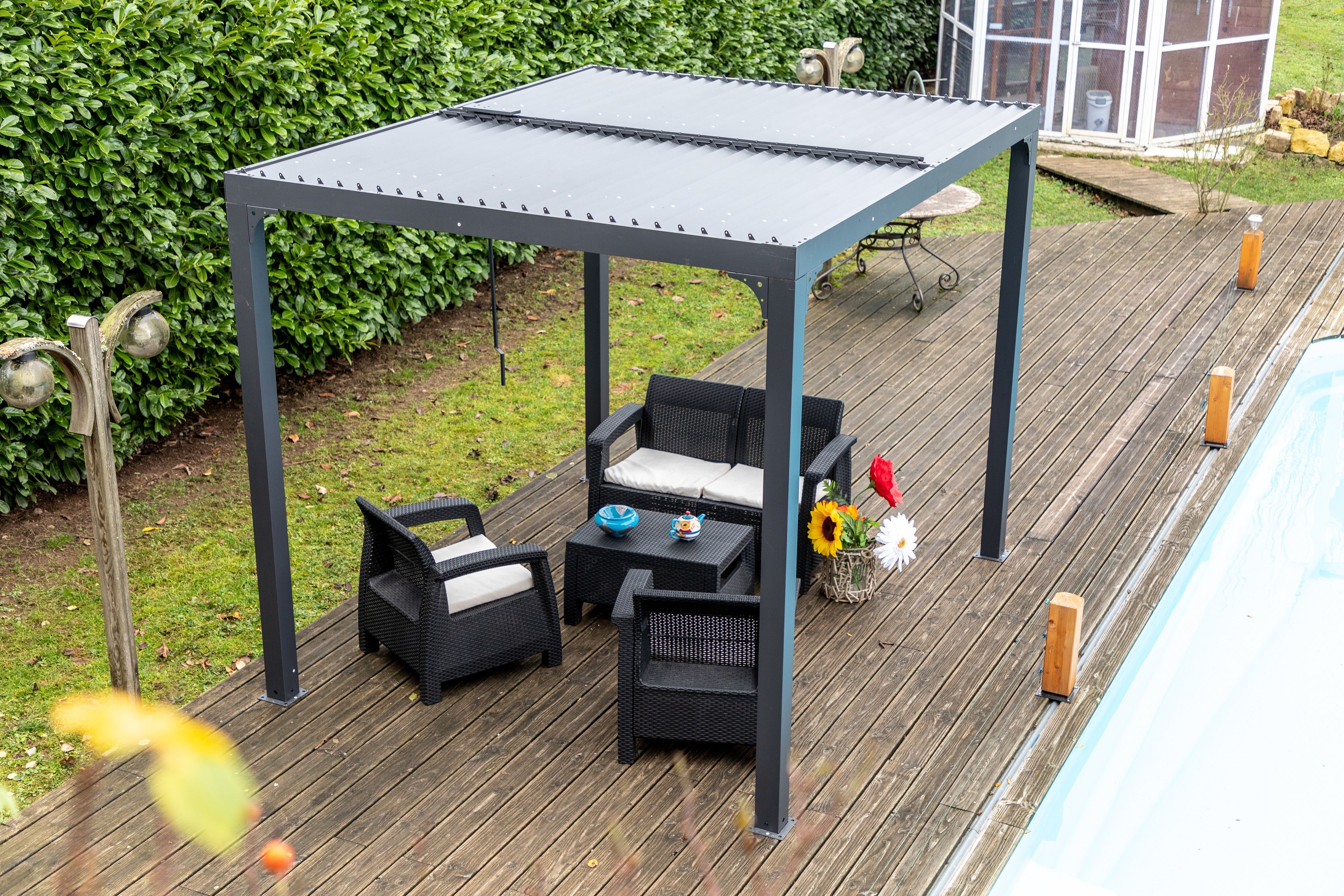 Pergola Bioclimatica In Alluminio Apertura Manuale Ripara Sole Pioggia 240x300cm - Eternal Parquet