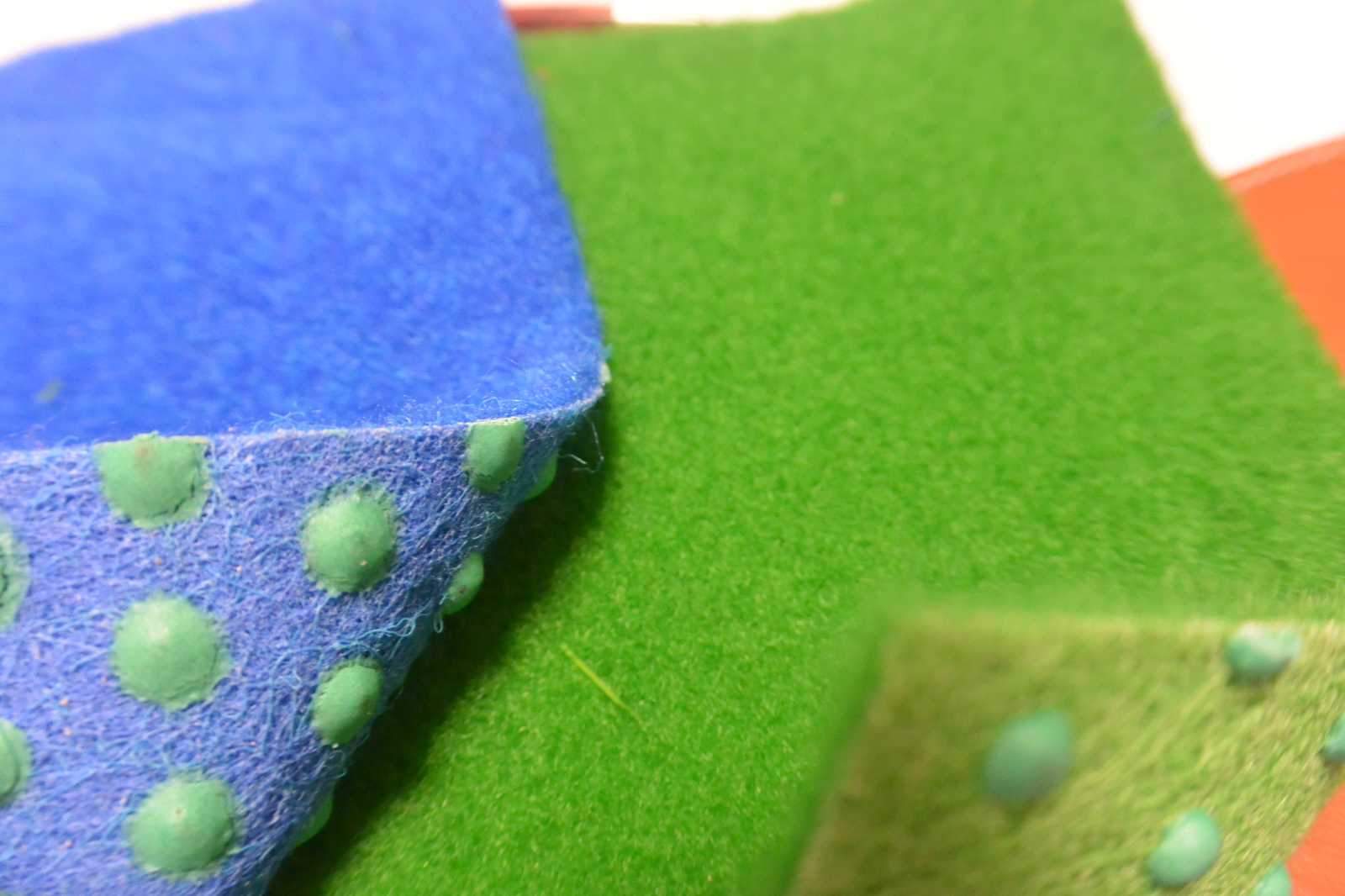 Moquette Pavimento agugliato ROTOLO DA 60 METRI QUADRATI idoneo per esterno da 8mm con peduncoli per il drenaggio ed il grip, adatto a barche, piscine, terrazzi, giardini, piazzali, fiere. BLU e VERDE - Eternal Parquet