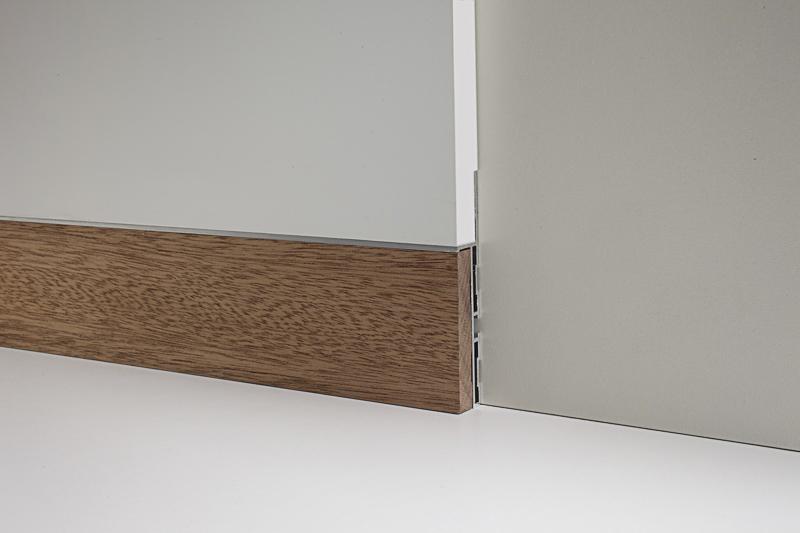 Battiscopa filo muro Profilpas in legno massiccio + sottostruttura alluminio 20ML Profilpas