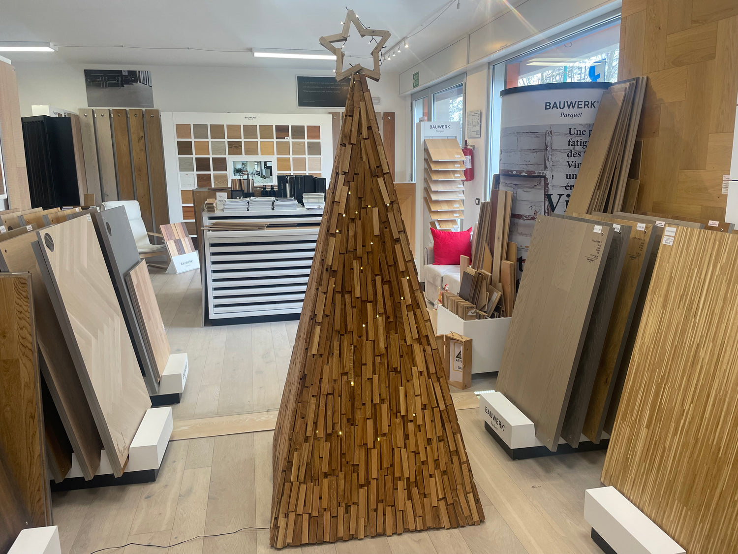Un Albero di Natale con 2023 listelli in legno Bauwerk