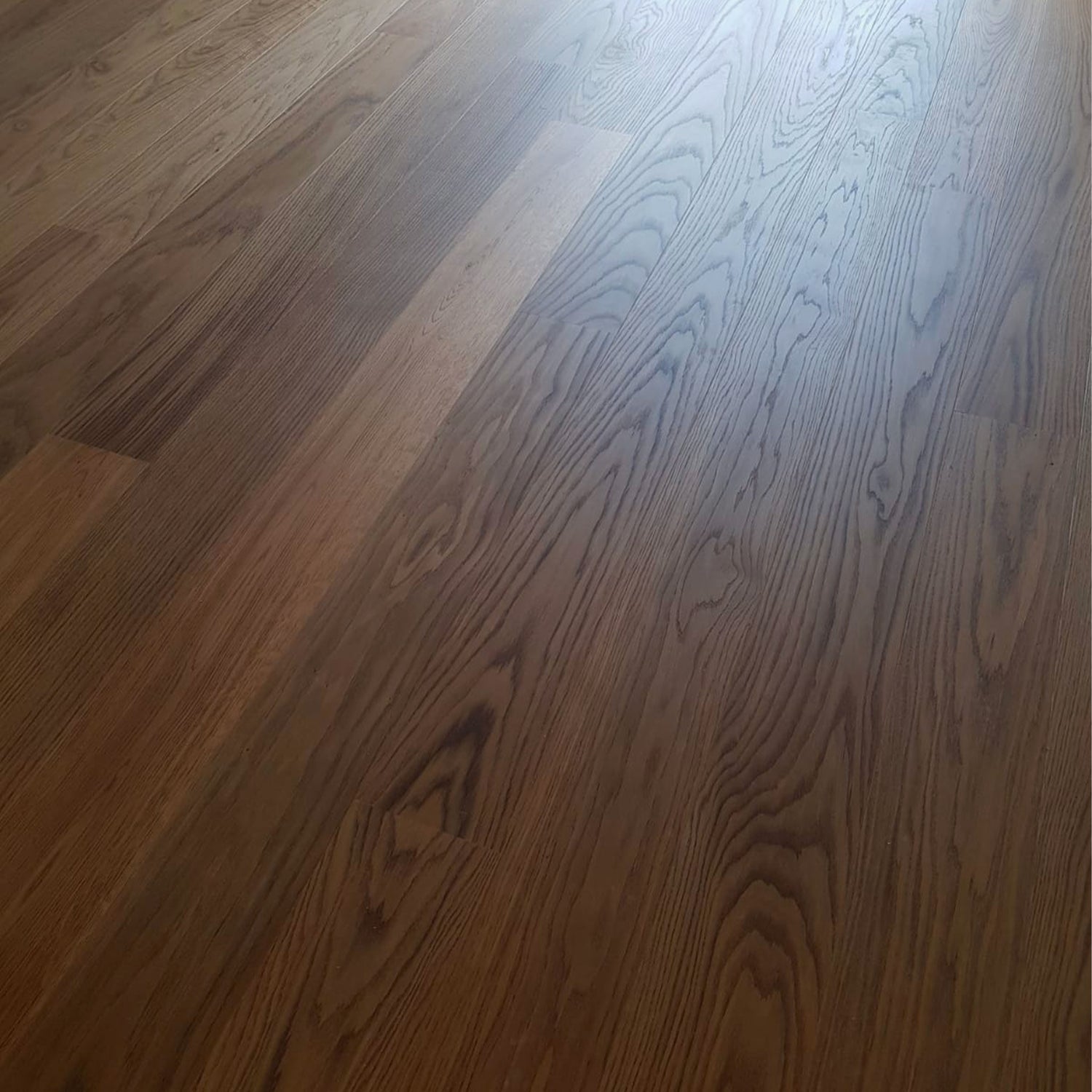 Magia del Rovere Affumicato HARO: L'Arte della Posa del Parquet con Pasquale