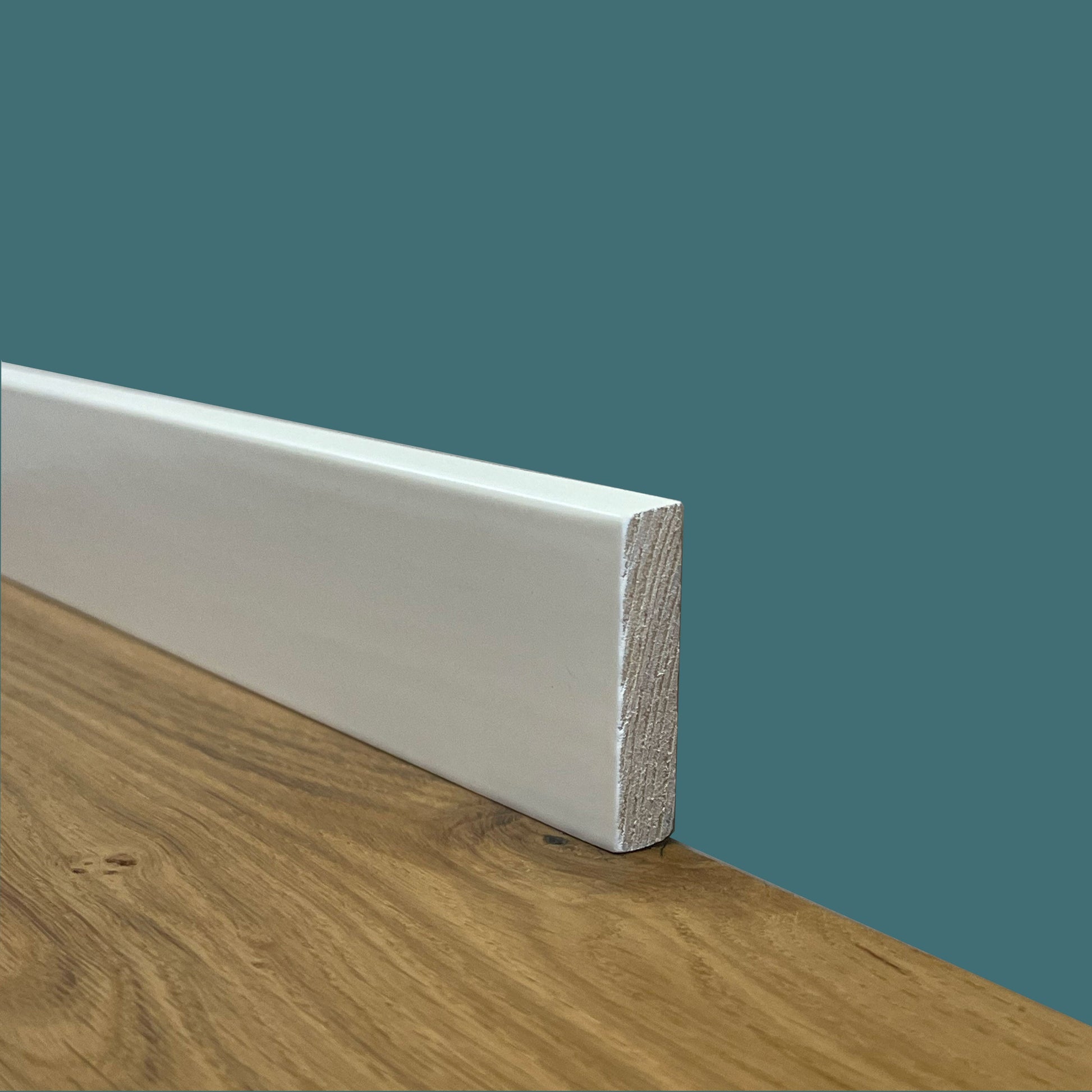100 metri lineari di Battiscopa PREMIUM in legno MASSELLO quadro 43x9mm laccato bianco liscio - Eternal Parquet