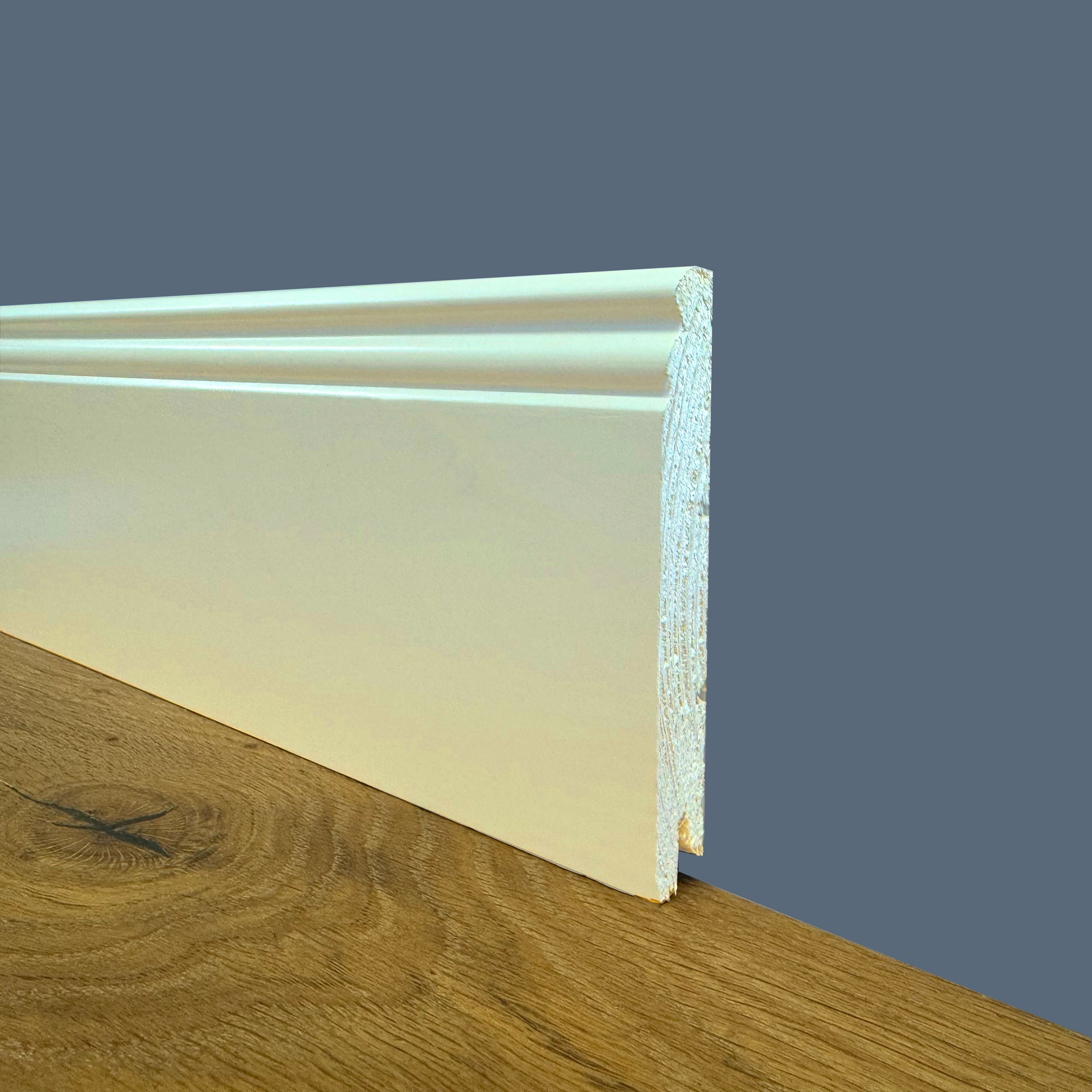 100 ml PREMIUM-Sockelleiste aus MASSIVEM Holz, Mod. DUCALE 120x15, lackiert in Weiß RAL 9010 (Elfenbein).