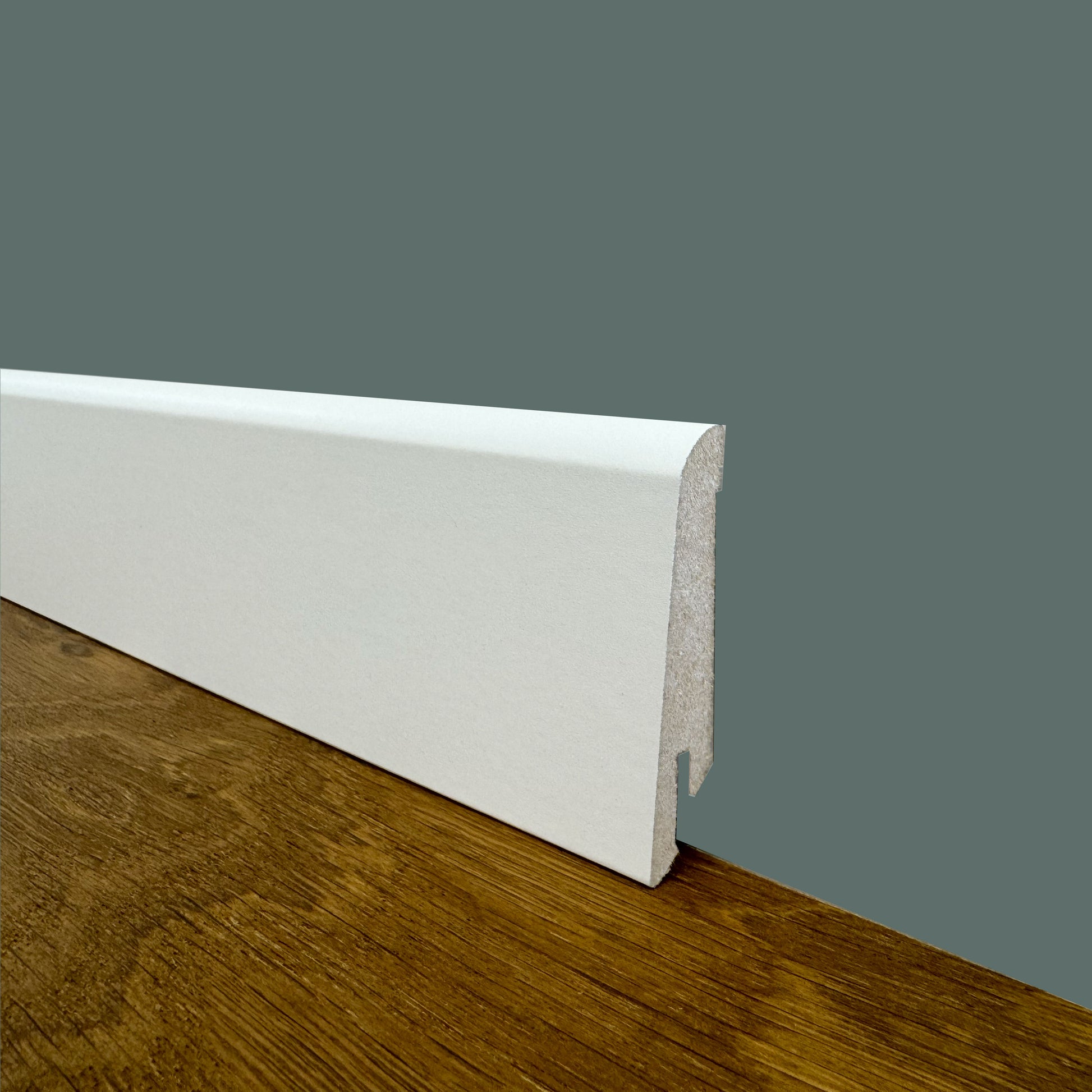 €1,79 - BATTISCOPA ZOCCOLINO BIANCO inclinato in FIBRA DI LEGNO 60x15 Parquet, Laminati, SPC, LVT - Eternal Parquet