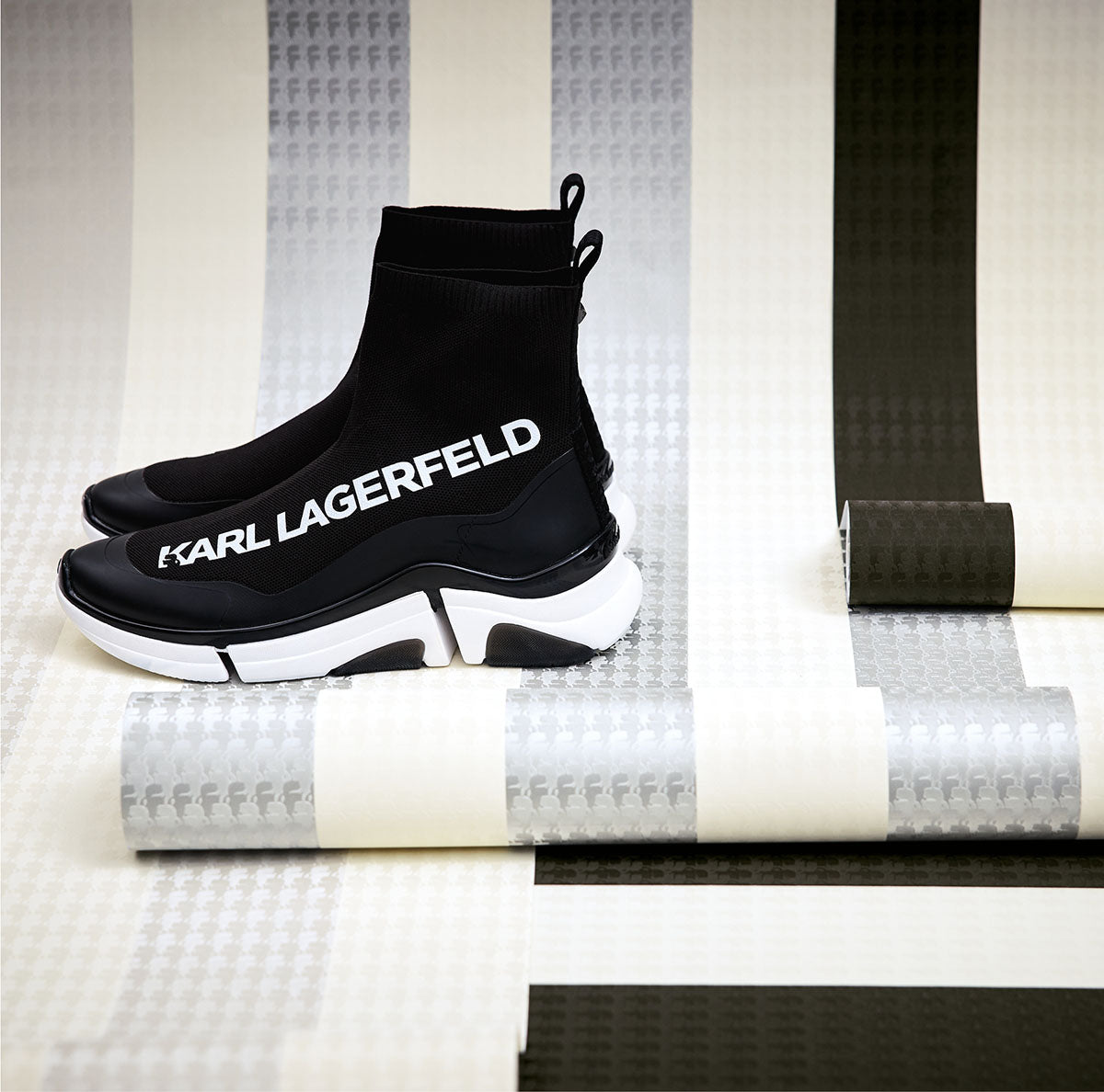 5,32mq Rotolo Carta da Parati griffata KARL LAGERFELD in TNT a rilievo multigloss PREMIUM 10,05x0,53mt cod. 37849-5 - Eternal Parquet