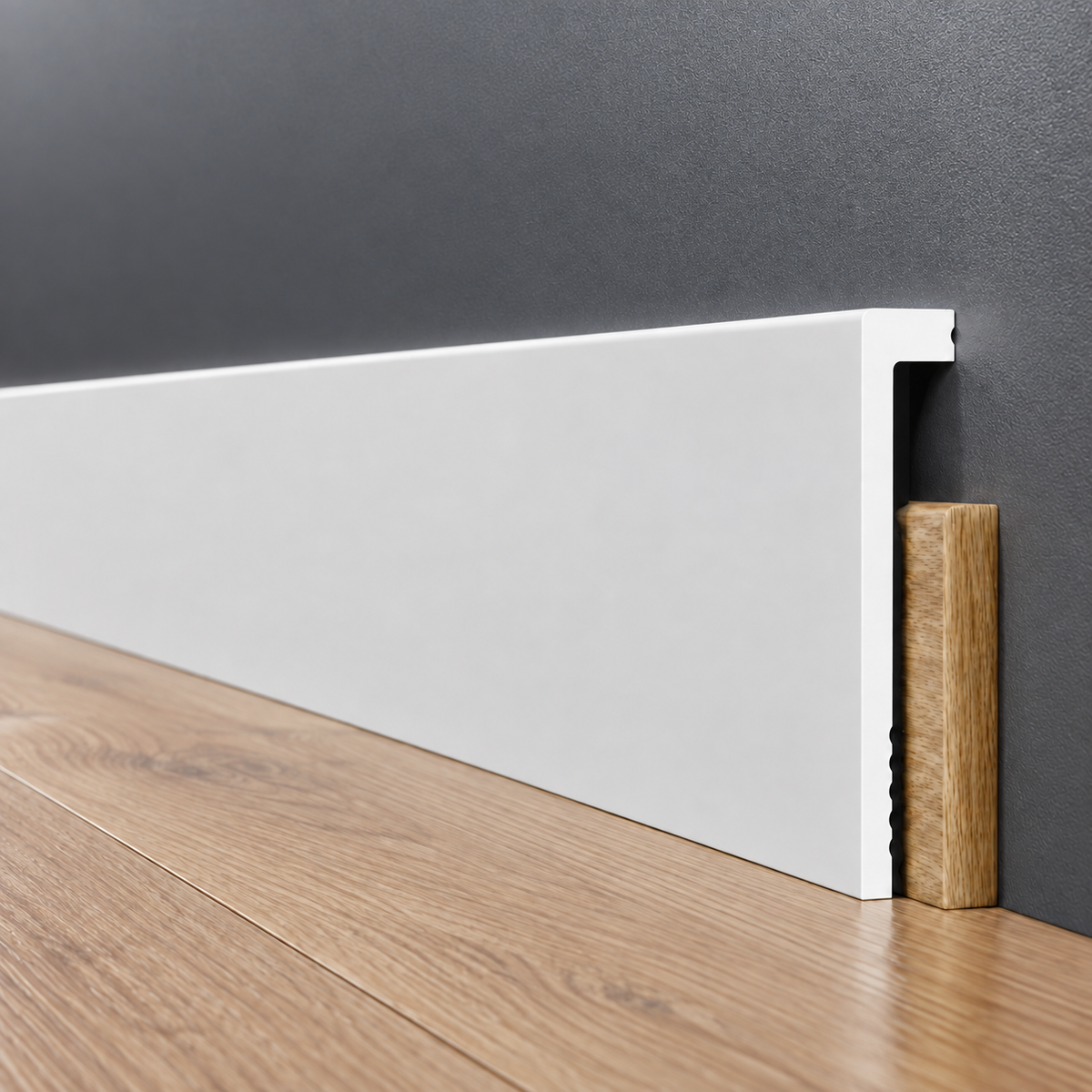 Battiscopa BIANCO squadrato Coprimarmo - coprivecchio 135x23mm in POLIMERI - (prezzo al metro)