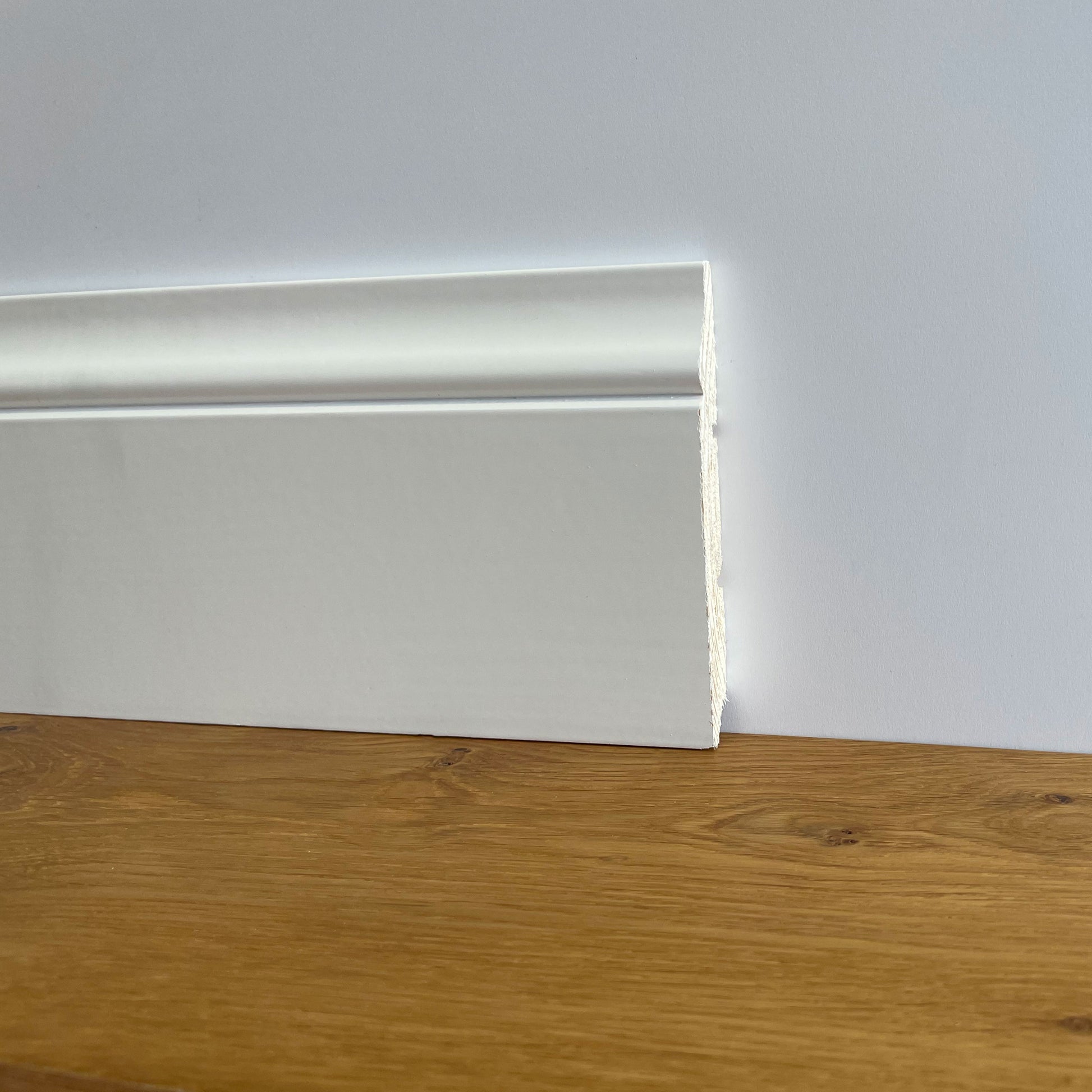 Battiscopa PREMIUM in legno MASSELLO mod.BAROCCO 120x16 laccato bianco liscio (prezzo al metro) Eternal Parquet