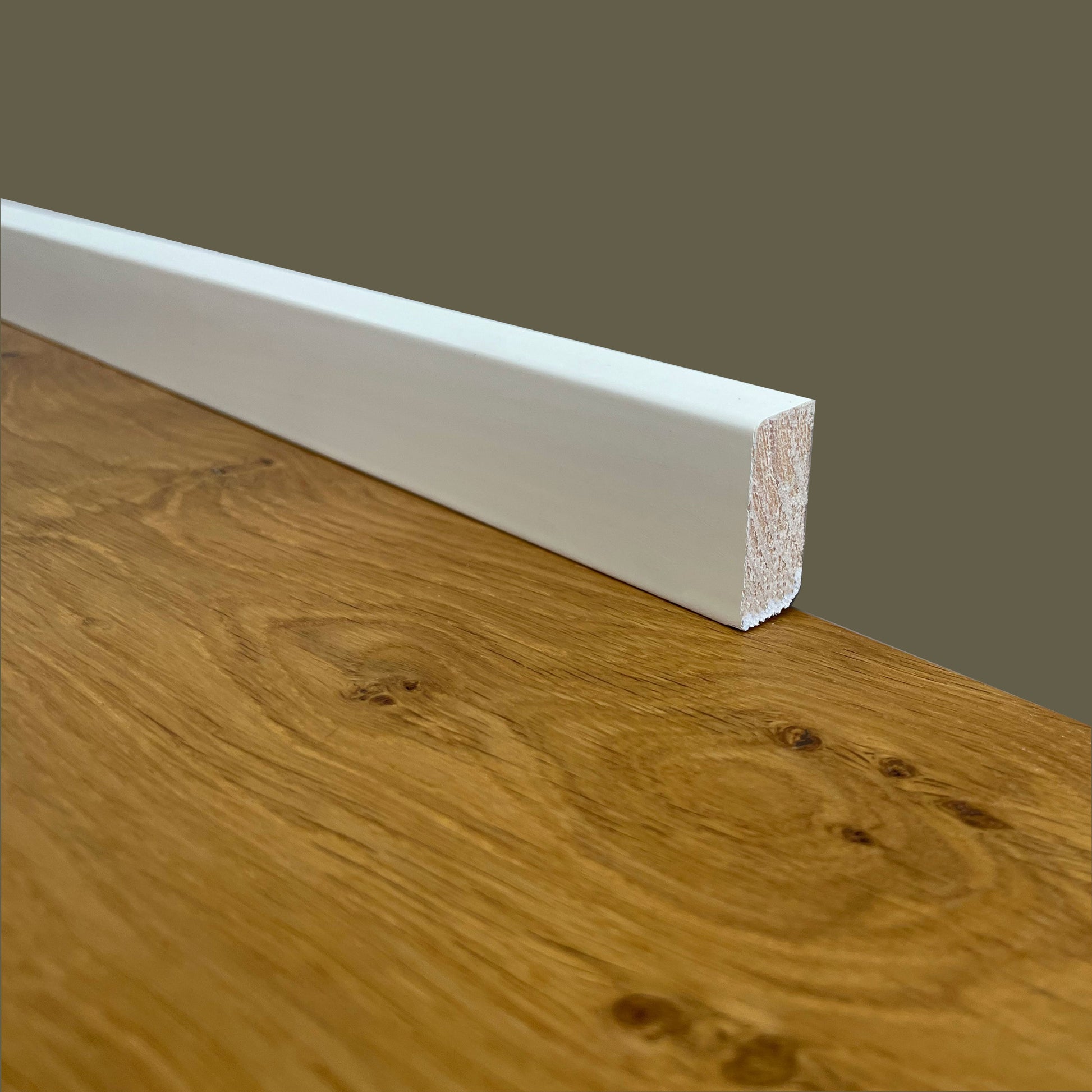 100ml di Battiscopa PREMIUM in legno MASSELLO basso squadrato 33x14 laccato bianco - Eternal Parquet