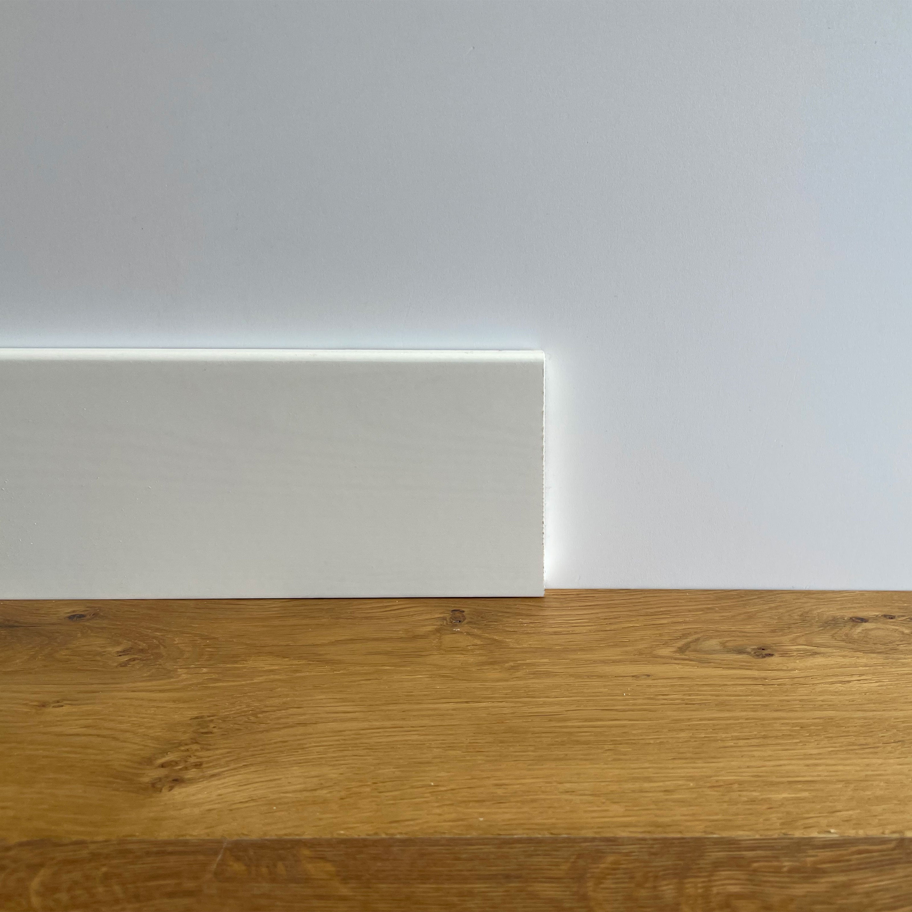Battiscopa PREMIUM in legno MASSELLO squadrato 95x12 laccato bianco liscio (prezzo al metro) - Eternal Parquet
