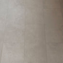 Pavimento Piastroni SPC in Polvere di Pietra click 5mm 610x305mm effetto Cemento/resine CONCRETE SAND