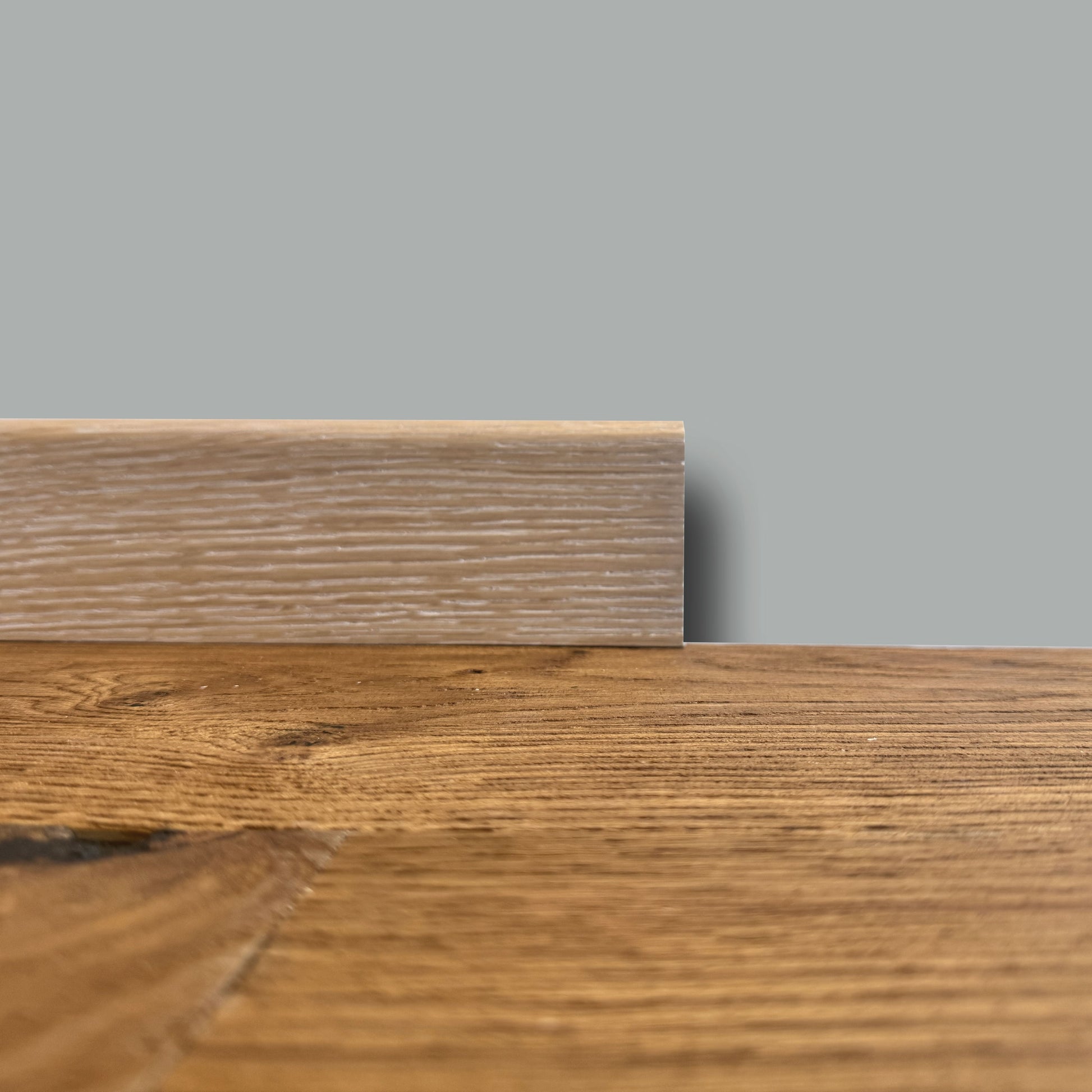 €1,49ml  ** FUORI TUTTO ** Lotti da 95ml di Battiscopa in legno multistrato impiall. rovere DECAPATO 70x10mm - Eternal Parquet