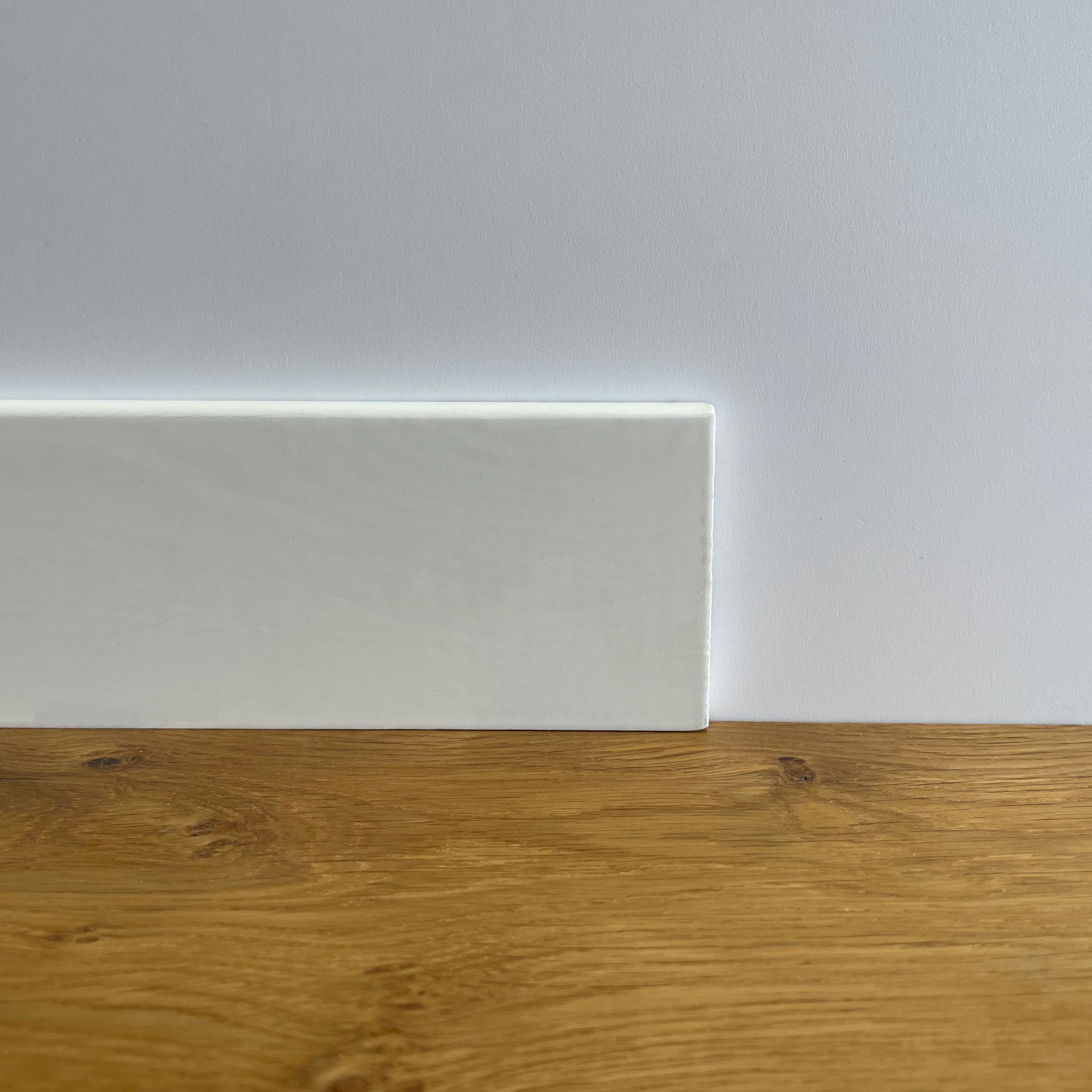 100ml Di Battiscopa PREMIUM In Legno MASSELLO Squadrato 70x10 Laccato 100ml Di Battiscopa PREMIUM In Legno MASSELLO Squadrato 70x10 Laccato