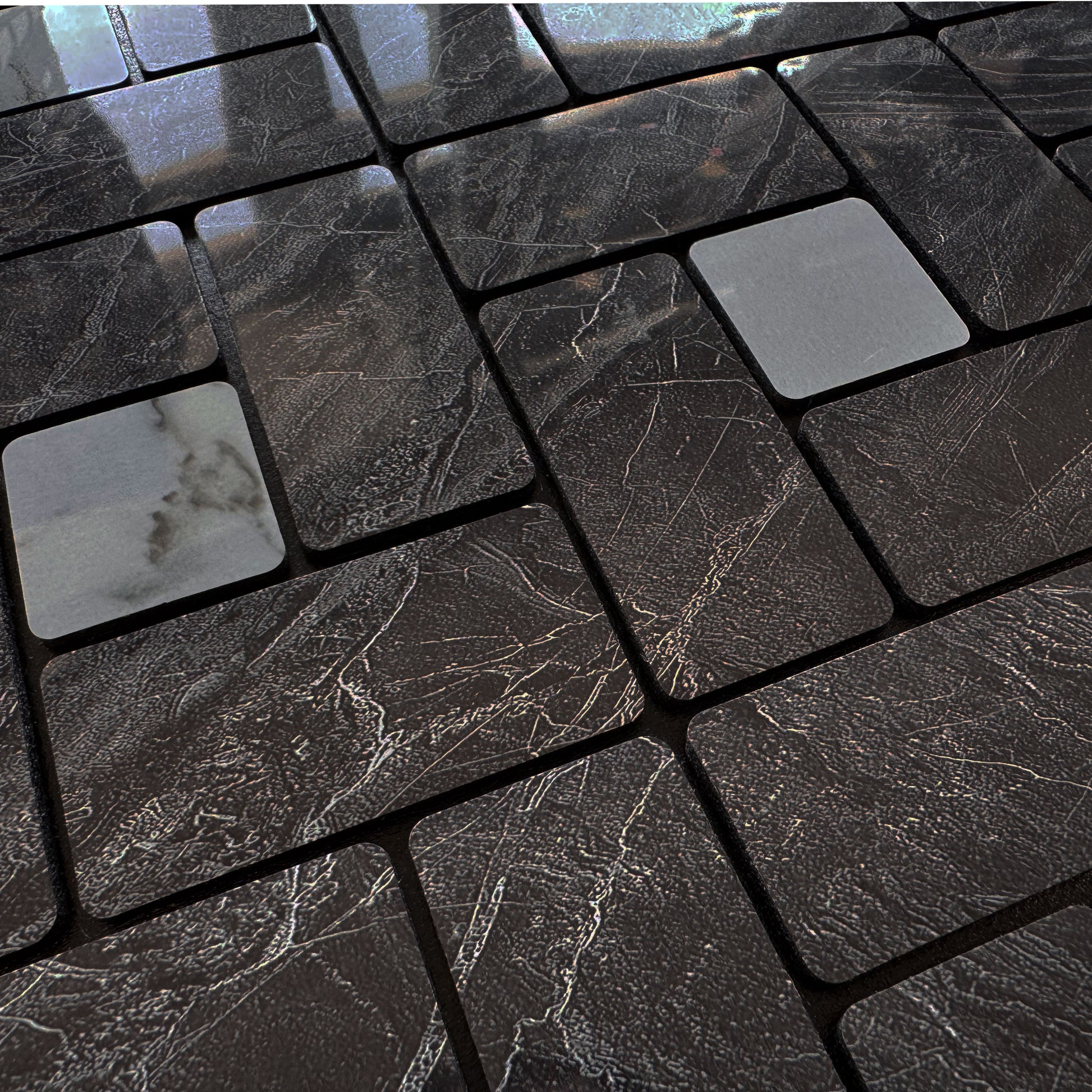 Piastrelle 3D Autoadesive in PET acustiche e isolanti 30x30cm (4mm spessore) MOSAICO NERO E CARRARA - Eternal Parquet