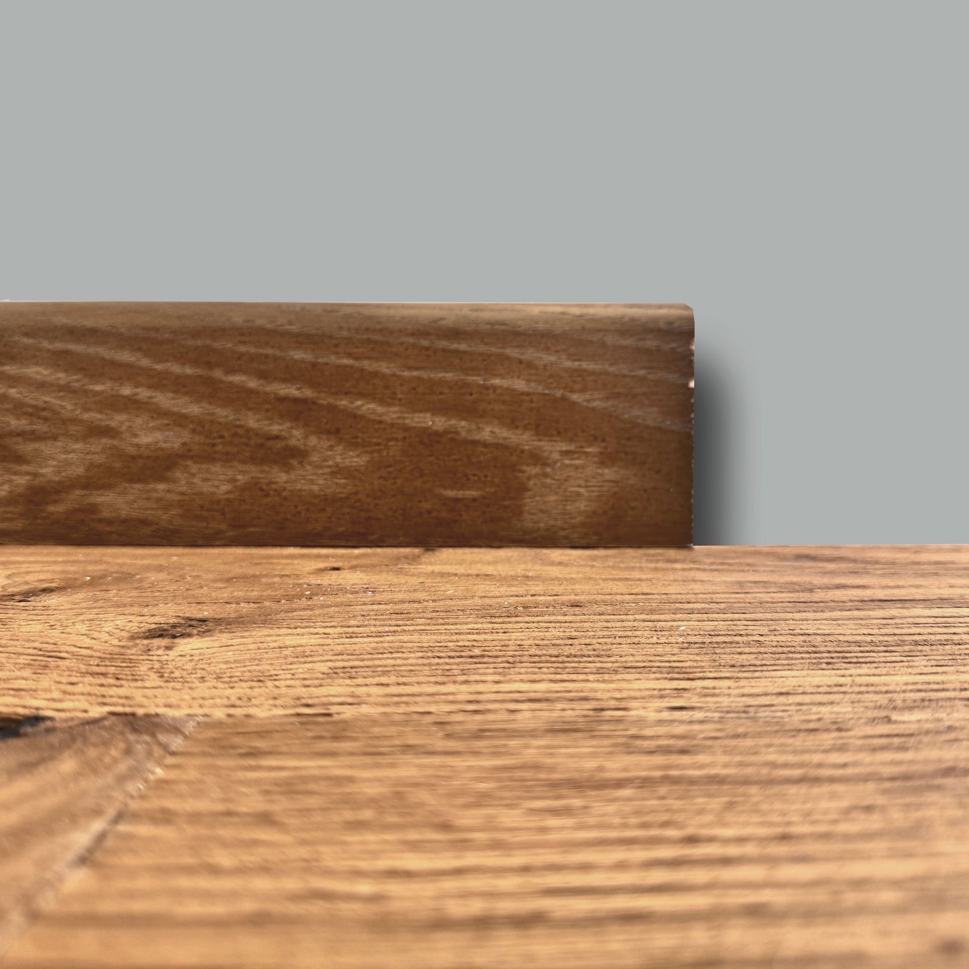 €1,49ml  ** FUORI TUTTO ** Lotti da 85ml di Battiscopa in legno multistrato impiall. ROVERE NOCCIOLA 82x13mm - Eternal Parquet