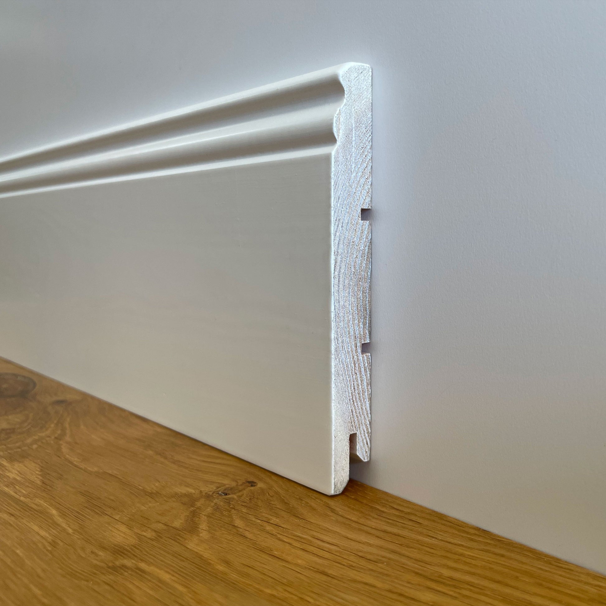 100ml di Battiscopa PREMIUM in legno MASSELLO mod.DUCALE 120x15 laccato bianco - Eternal Parquet