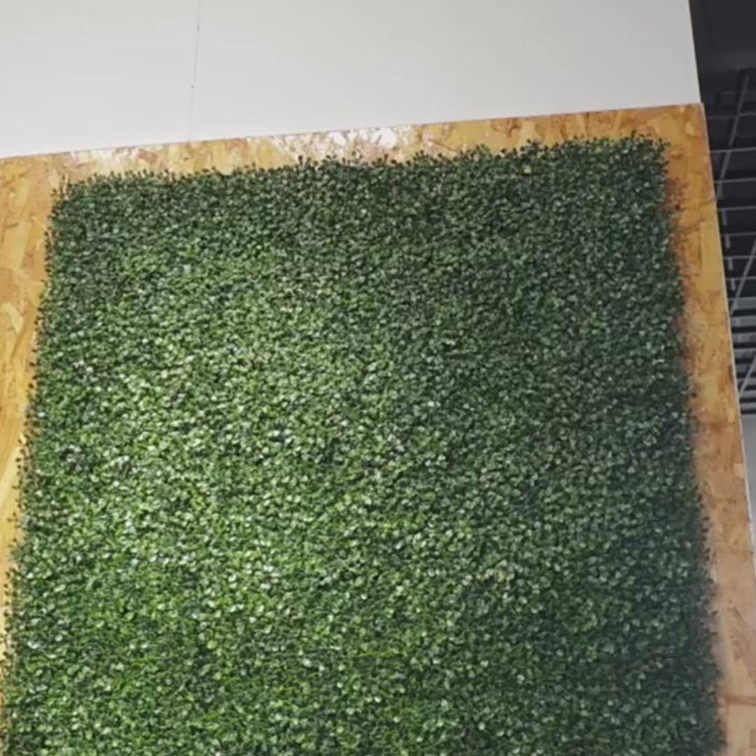 Carica video: Pannelli Verde Verticale 50×50 cm Ultra-realistici e folti, per interno/esterno BOSSO E FIORI VIOLA - Eternal Parquet