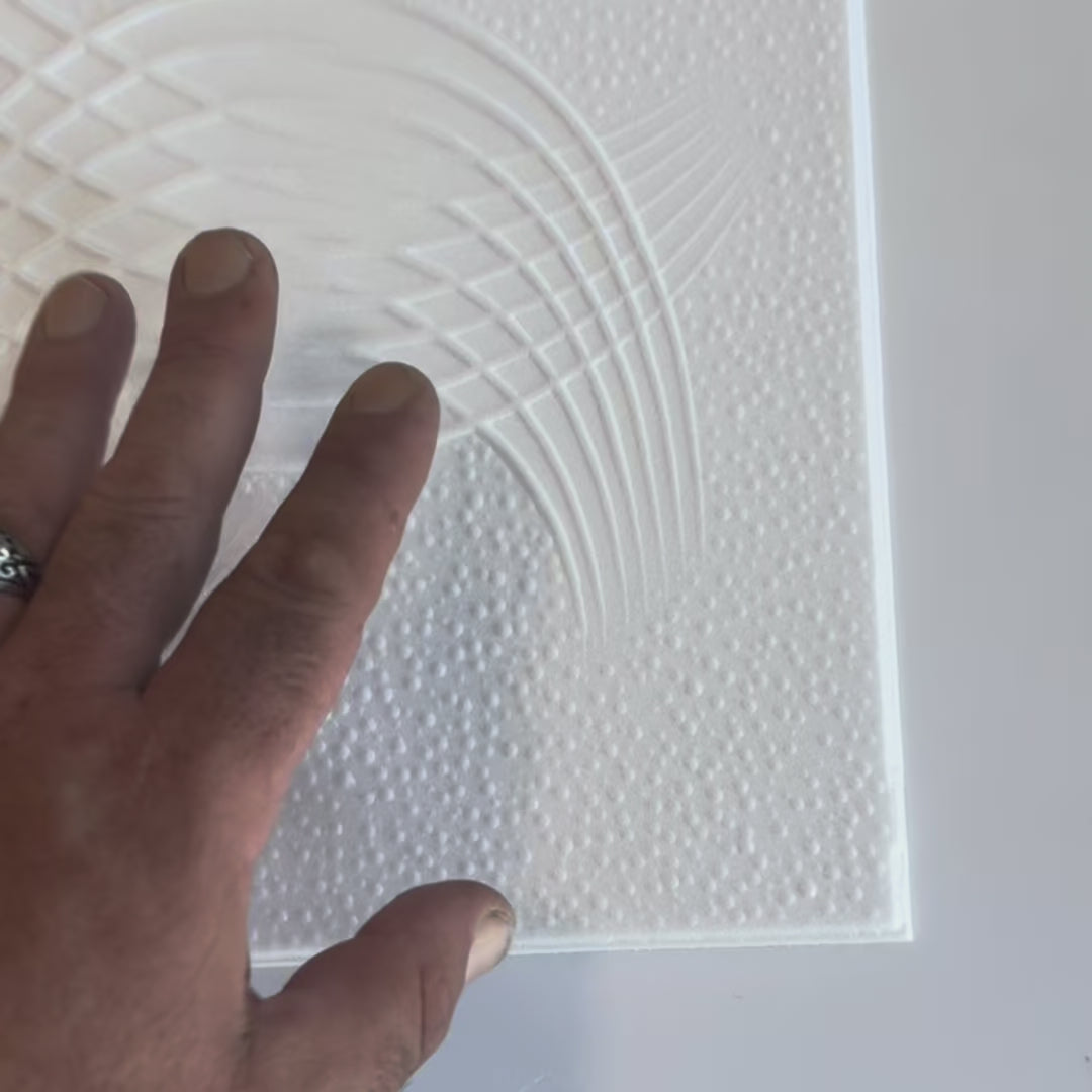 Carica video: 10 o 20mq (40 oppure 80 pezzi) di pannello decorativo 3D a soffitto in EPS isolante 50x50cm MIRAZ