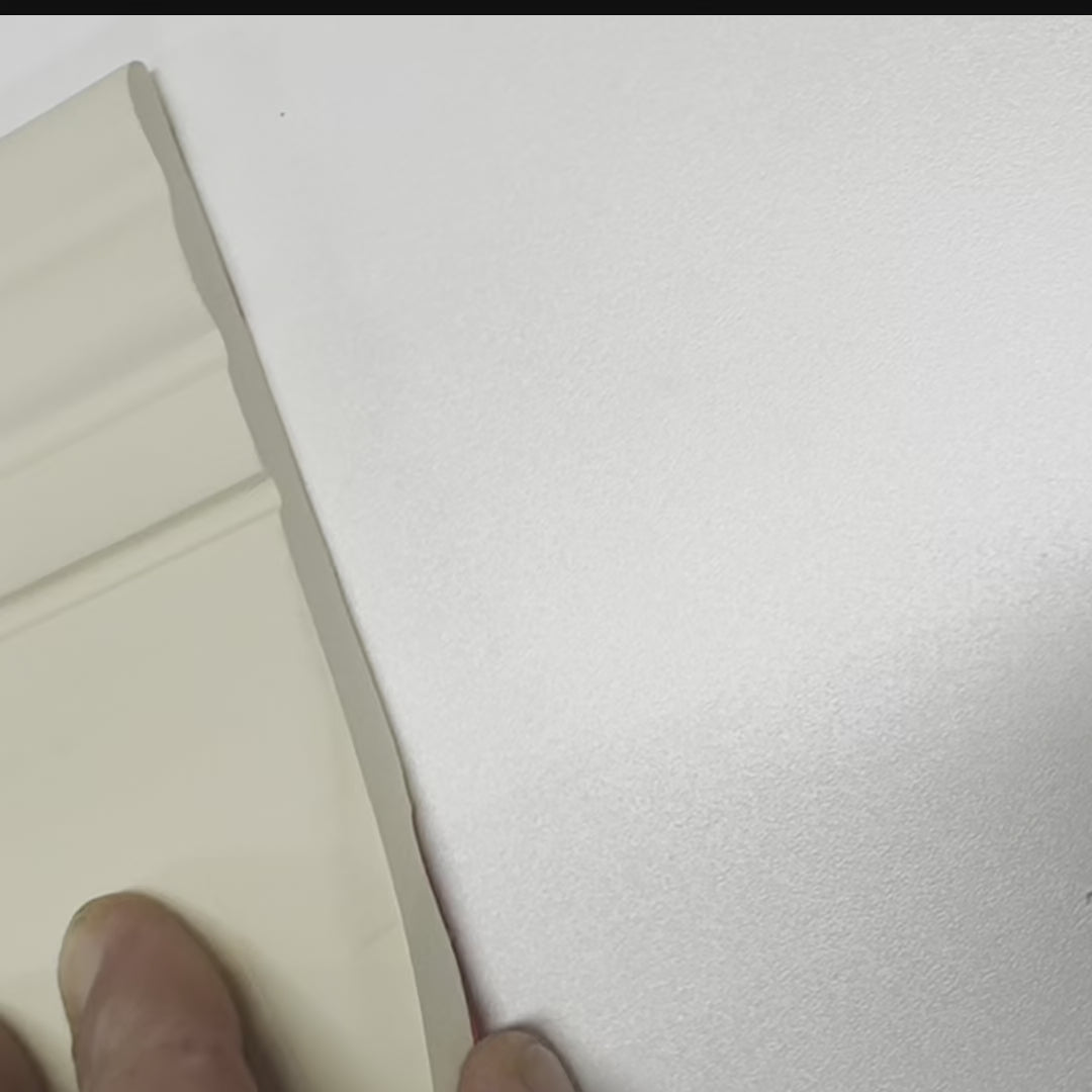 Carica video: Pacco da 3 metri lineari di Battiscopa DUCALE autoadesivo flessibile AVORIO 155x12mm (niente colla chiodi e tagli)