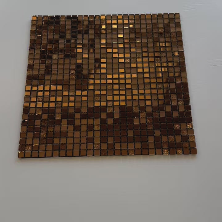 Charger la vidéo : HAUT DE GAMME ! Carrelage autocollant en mosaïque de VERRE brillant 30x30cm (épaisseur 3mm) couleur OR, hydrophobe. 
