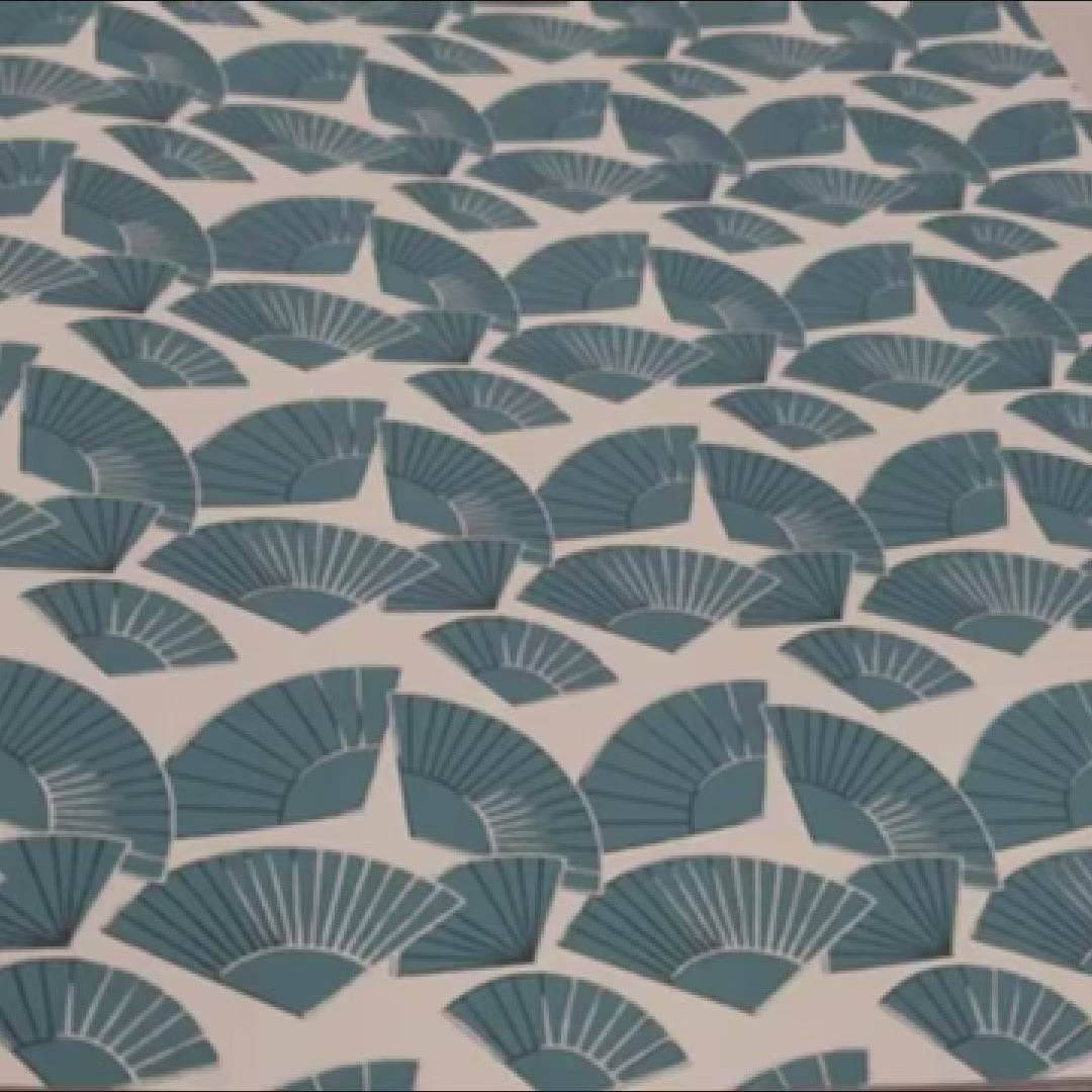Charger la vidéo : Rouleau de 5,32 m² de papier peint design KARL LAGERFELD intissé multicouches gaufré PREMIUM 10,05 x 0,53 m, code 37847-2