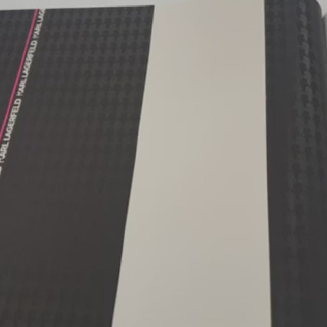 Carica video: 5,32mq Rotolo Carta da Parati griffata KARL LAGERFELD in TNT a rilievo multigloss PREMIUM 10,05x0,53mt cod. 37848-2